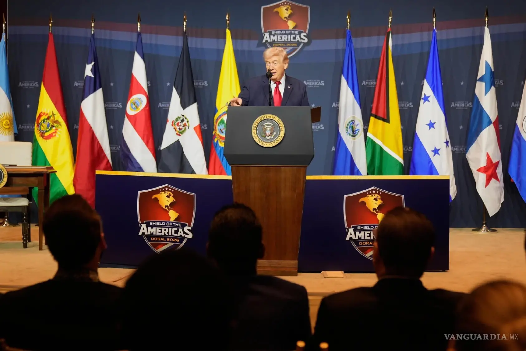 $!El presidente Donald Trump interviene en la Cumbre Escudo de las Américas, el sábado 7 de marzo de 2026, en el Trump National Doral Miami, en Doral, Florida.