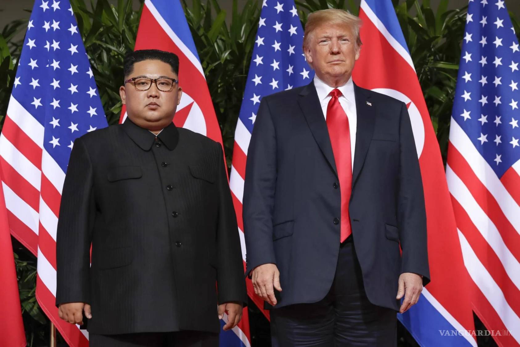 $!El presidente de EU, Donald Trump y el líder de Corea del Norte, Kim Jong Un, en el complejo turístico Capella, en la isla de Sentosa, Singapur, el 12 de junio de 2018.