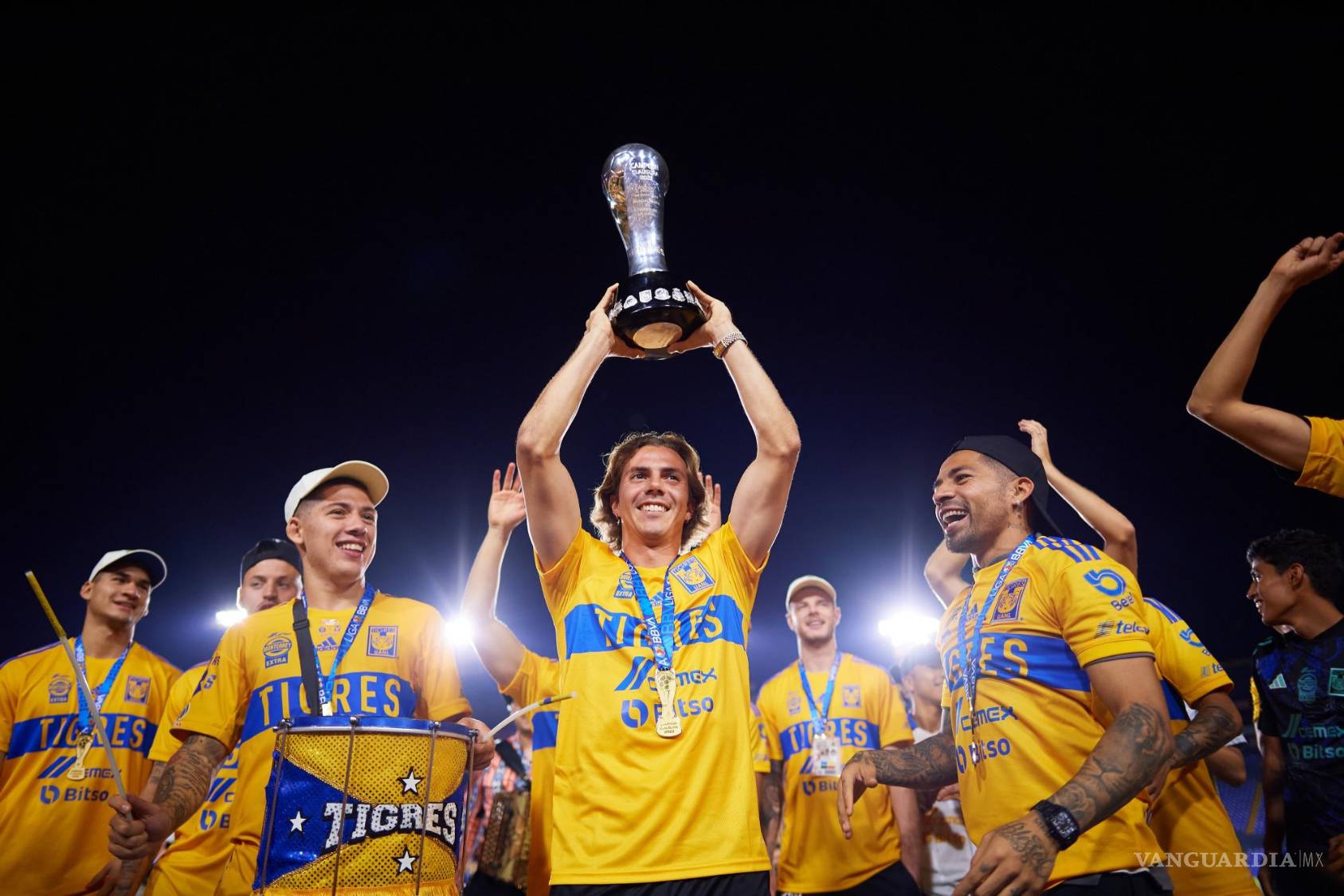 $!Córdova, el mejor jugador de Tigres en la Liguilla, mostró orgullosamente el trofeo que los acredita como ganadores del Clausura 2023.