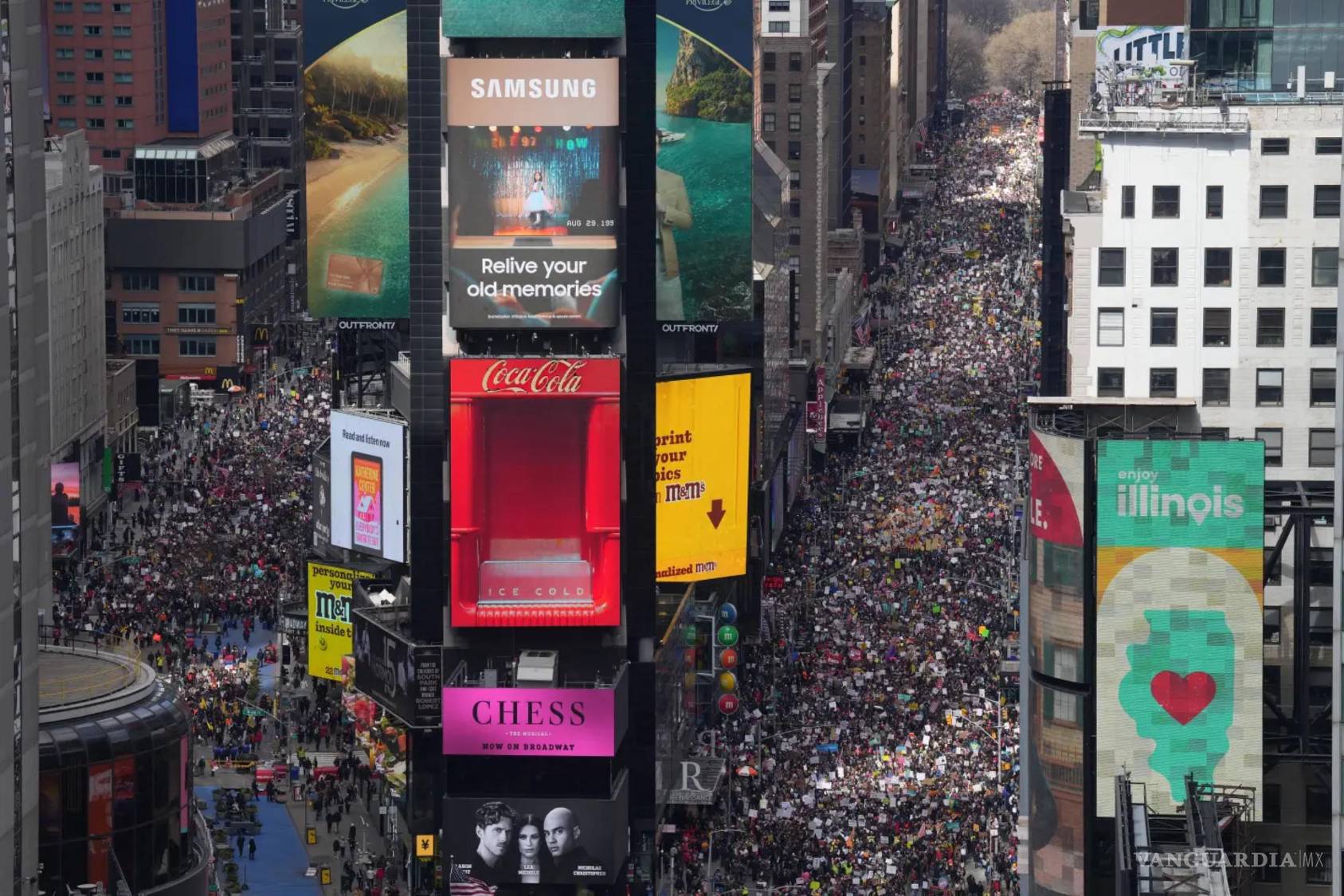 $!Personas participan en una protesta “No a los Reyes Magos” el sábado 28 de marzo de 2026 en Nueva York.