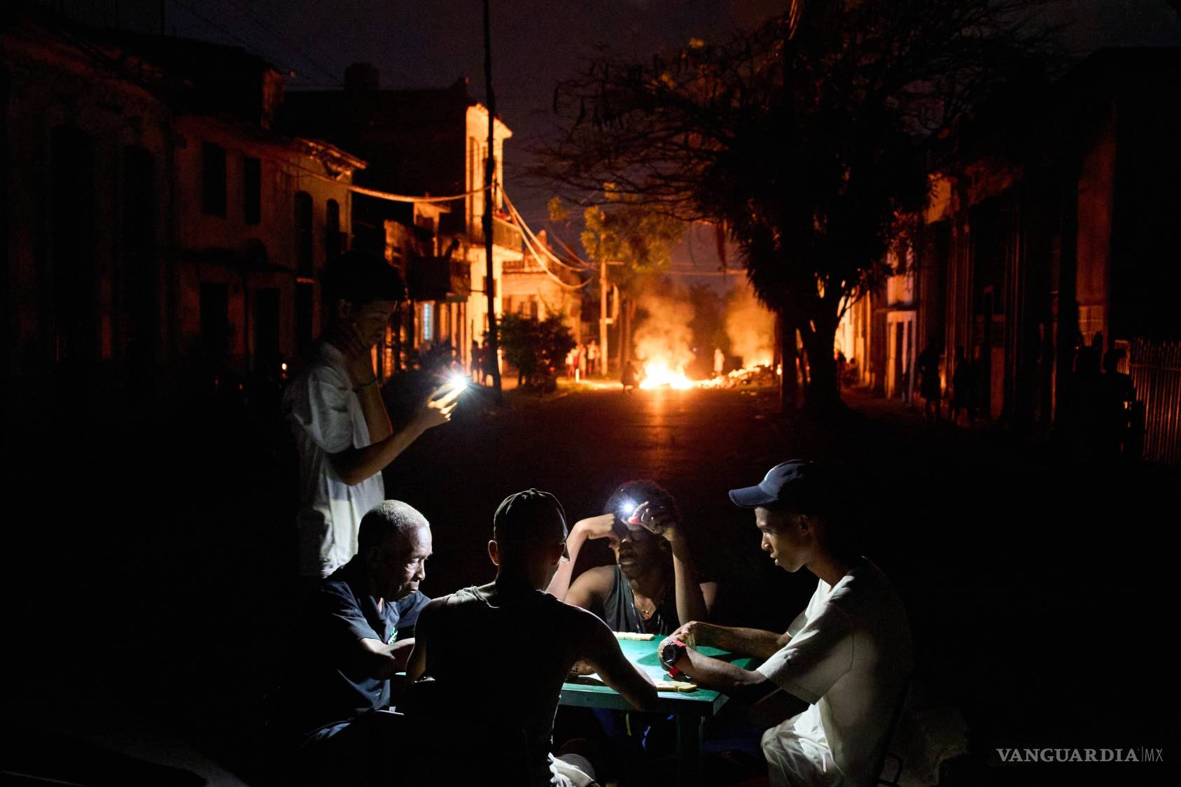 $!La falta de combustible e infraestructura mantiene a oscuras a comunidades enteras en Cuba, donde la población lidia con el recrudecimiento de la crisis energética en su vida diaria.