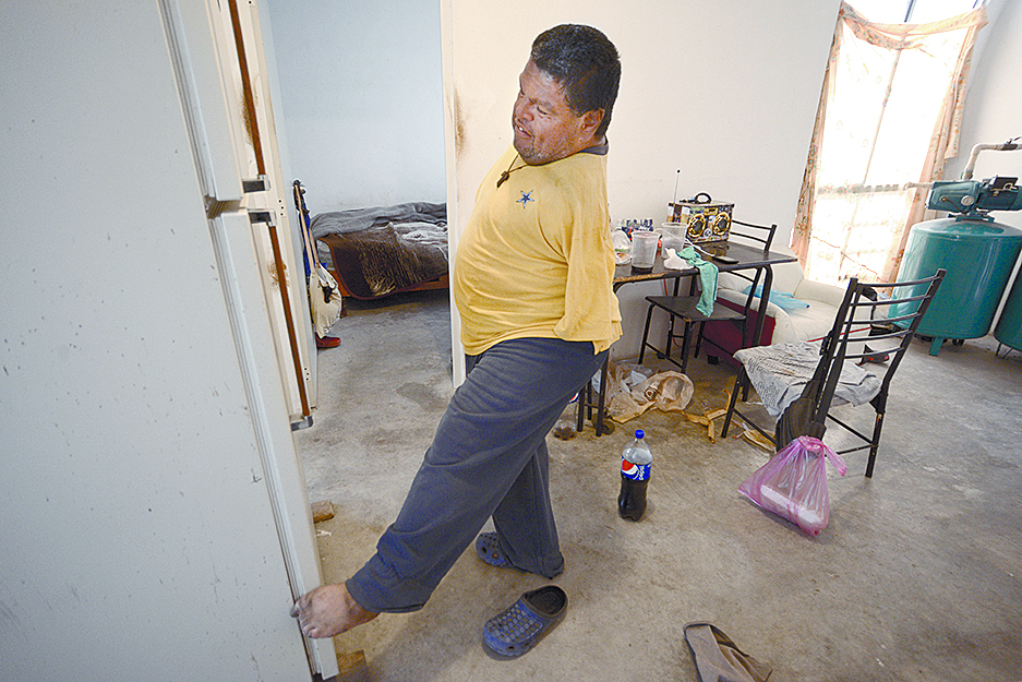 $!El hombre sin brazos que trabaja en los mercados de la ciudad