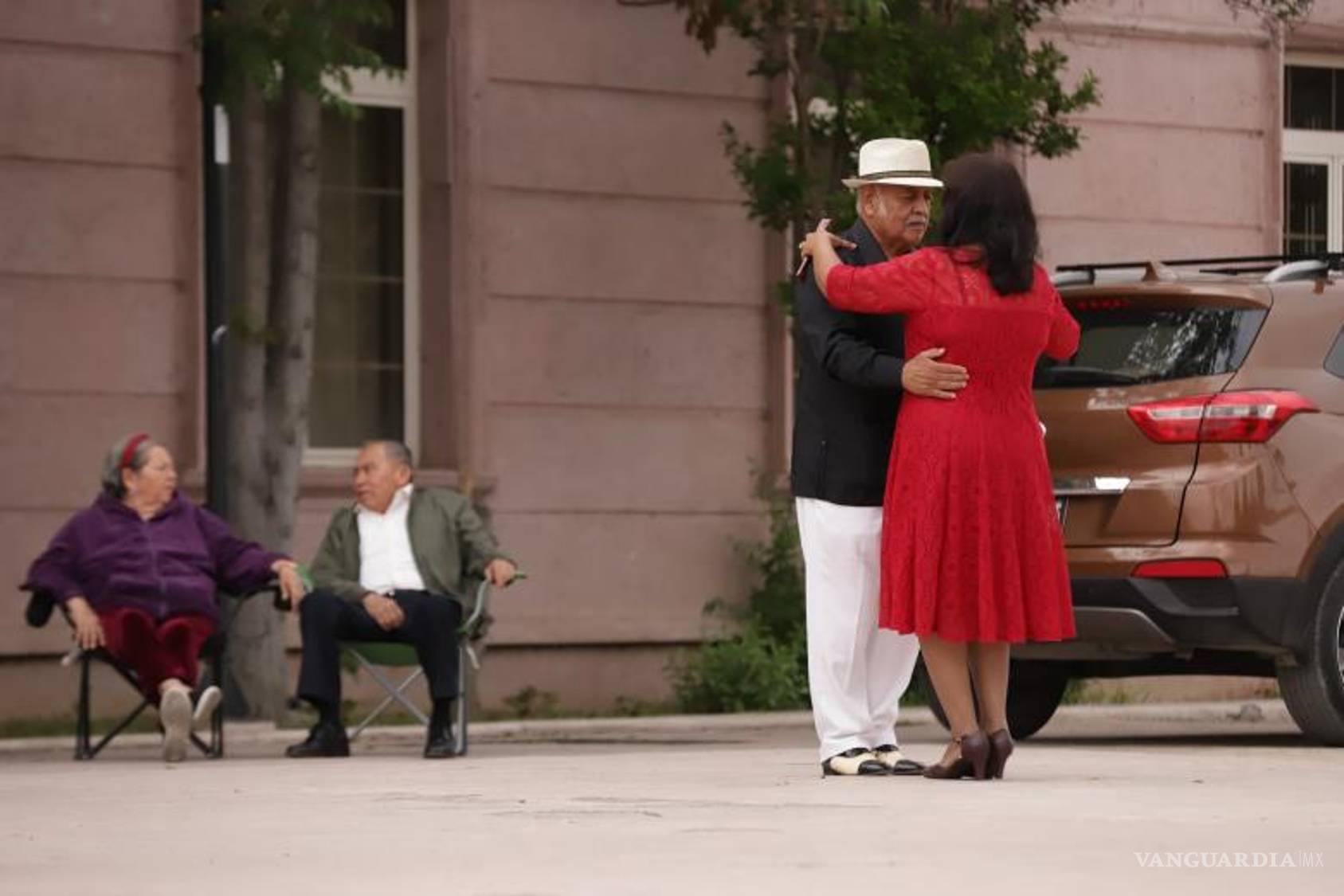 $!El danzón tiene seis partes, aunque solo se bailan tres, mientras que el resto son de descanso para “pasear” o “llevar” a las damas.