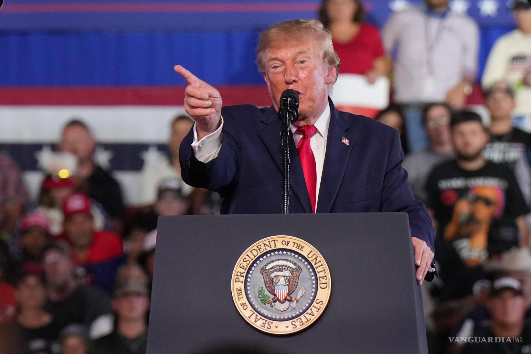 $![El presidente Donald Trump habla durante un mitin de campaña, el martes 27 de octubre de 2026, en Corpus Christi]