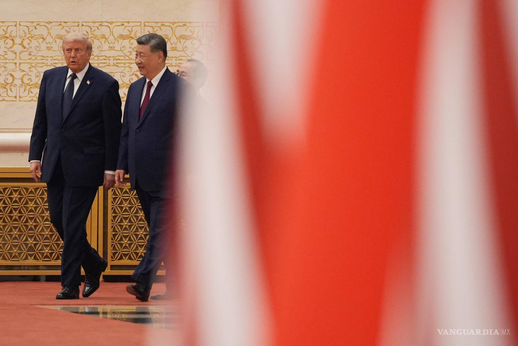 $!El presidente Donald Trump, a la izquierda, y el presidente chino Xi Jinping llegan durante una cena de estado en el Gran Salón del Pueblo en Pekín.