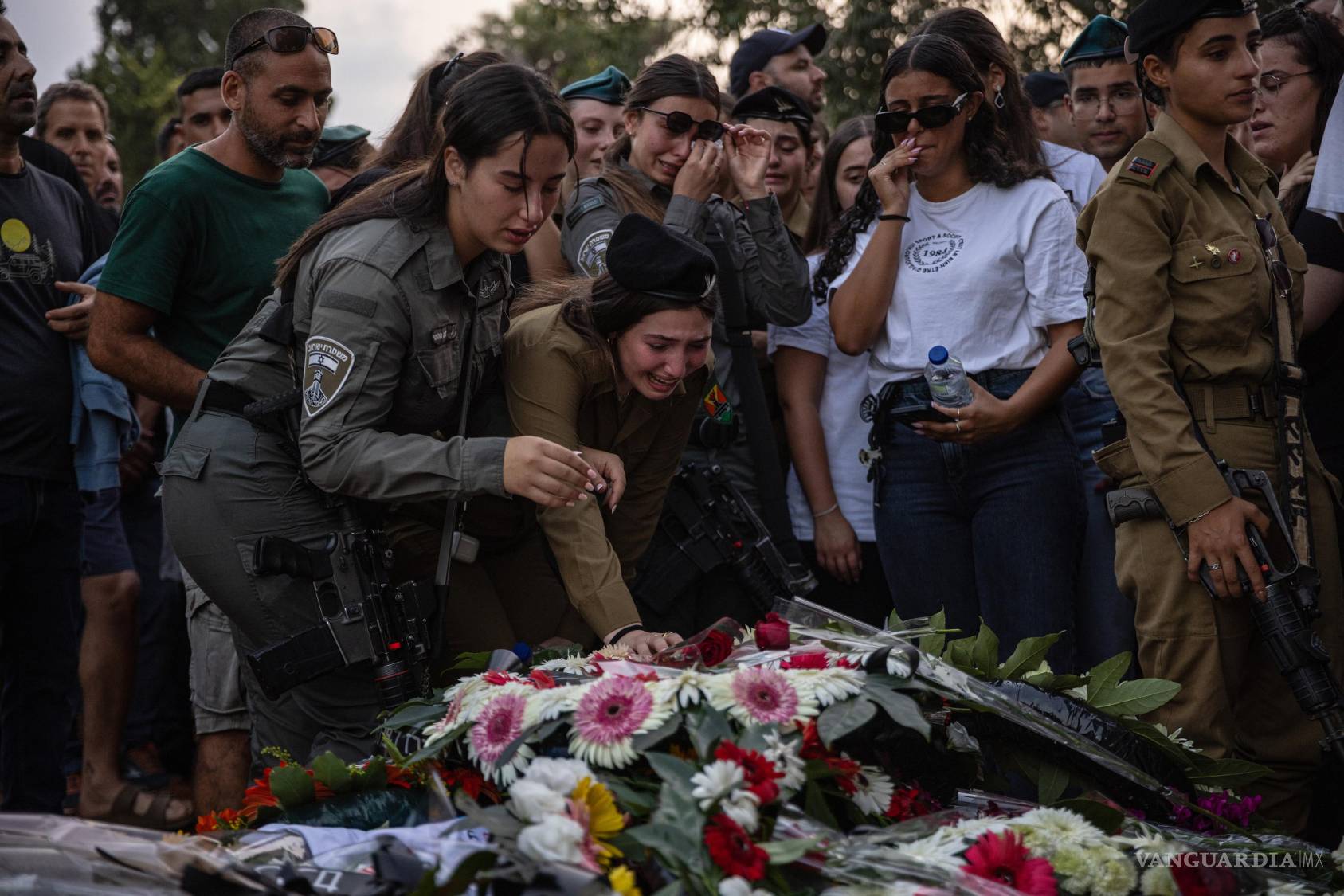 $!ARCHIVO — Asistentes al funeral lamentan la pérdida de la sargento Yam Goldstein y de su padre, Nadav, en Shefayim, un kibutz en el centro de Israel, el 23 de octubre de 2023. Ambos murieron en Kfar Aza, Israel, el 7 de octubre de 2023. Los ataques del 7 de octubre dañaron la imagen del primer ministro Benjamin Netanyahu como el «señor seguridad». De cara a las elecciones, intenta presentar a los israelíes una nueva versión de sí mismo, de corte más belicista. (Tamir Kalifa/The New York Times)