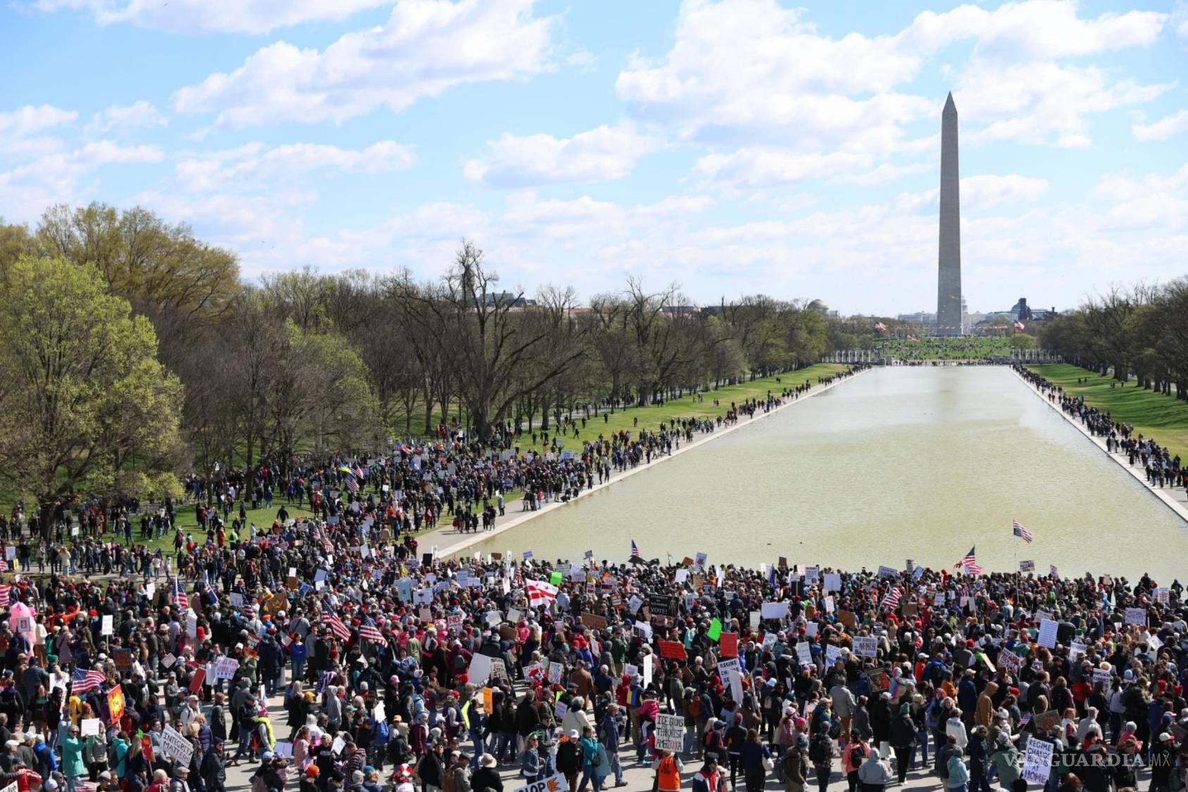 $!Manifestantes se congregan frente al Monumento a Lincoln durante la protesta “No a los Reyes Magos” en Washington, el sábado 28 de marzo de 2026.