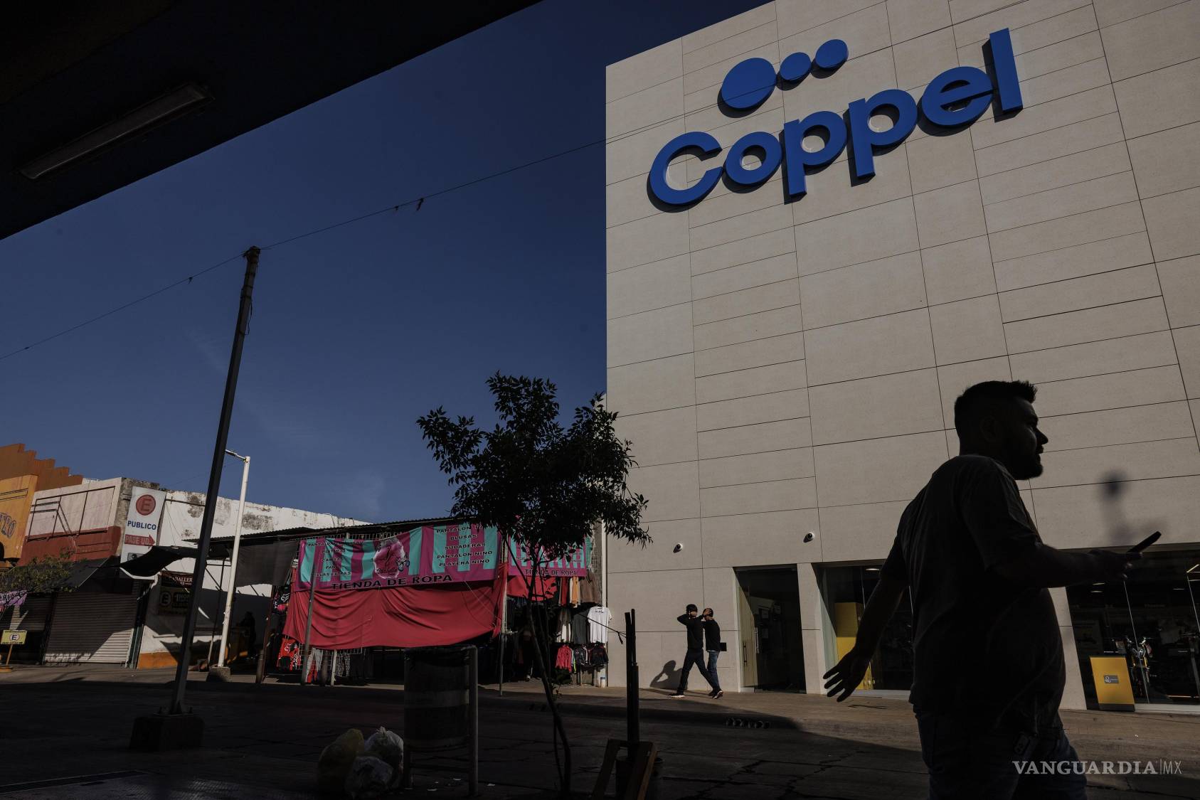$!Residentes pasan frente a una tienda Coppel, cadena la cual han perdido el 25 por cierto de ventas por la inseguridad, en Culiacán, Sinaloa.