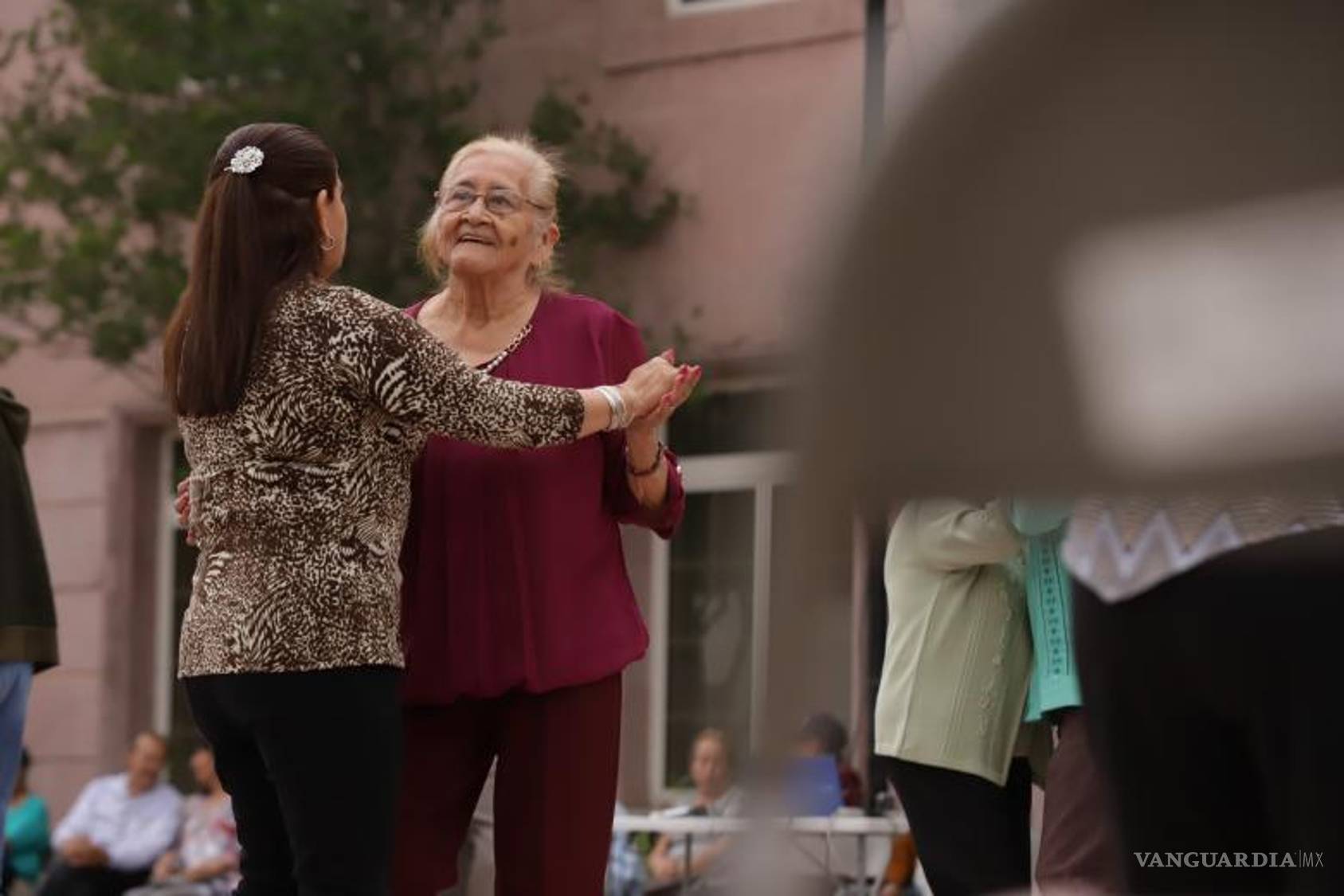 $!Varias personas acuden con tanta regularidad a bailar, que incluso se han organizado a través de las redes sociales.