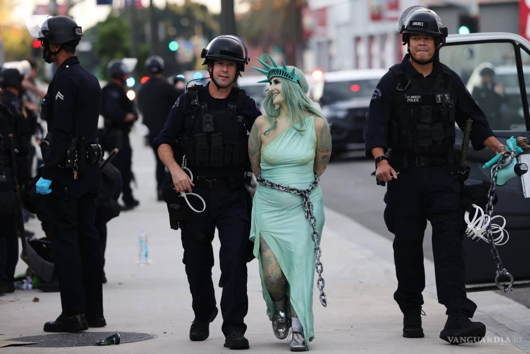 $!La policía arresta a un manifestante disfrazado de la Estatua de la Libertad en el centro de Los Ángeles tras la protesta “No a los Reyes Magos” el sábado 28 de marzo de 2026.