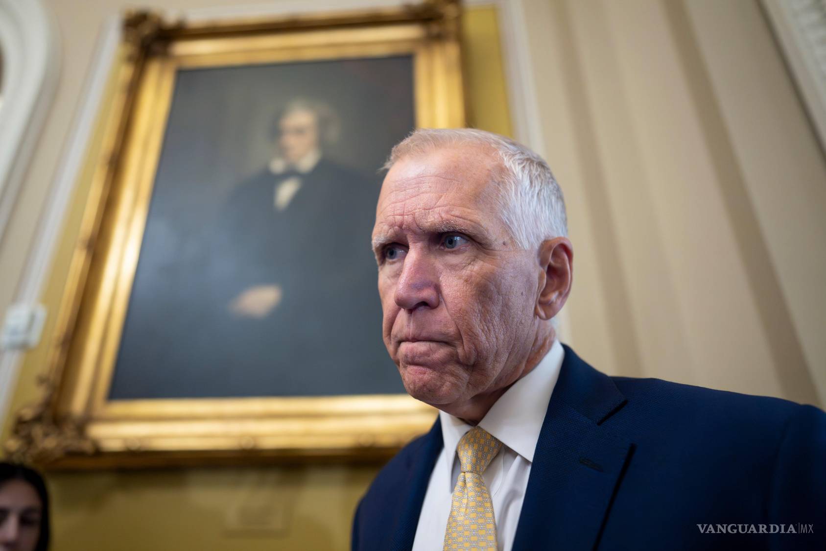 $!El senador republicano Thom Tillis, habla con los periodistas en el Capitolio en Washington.