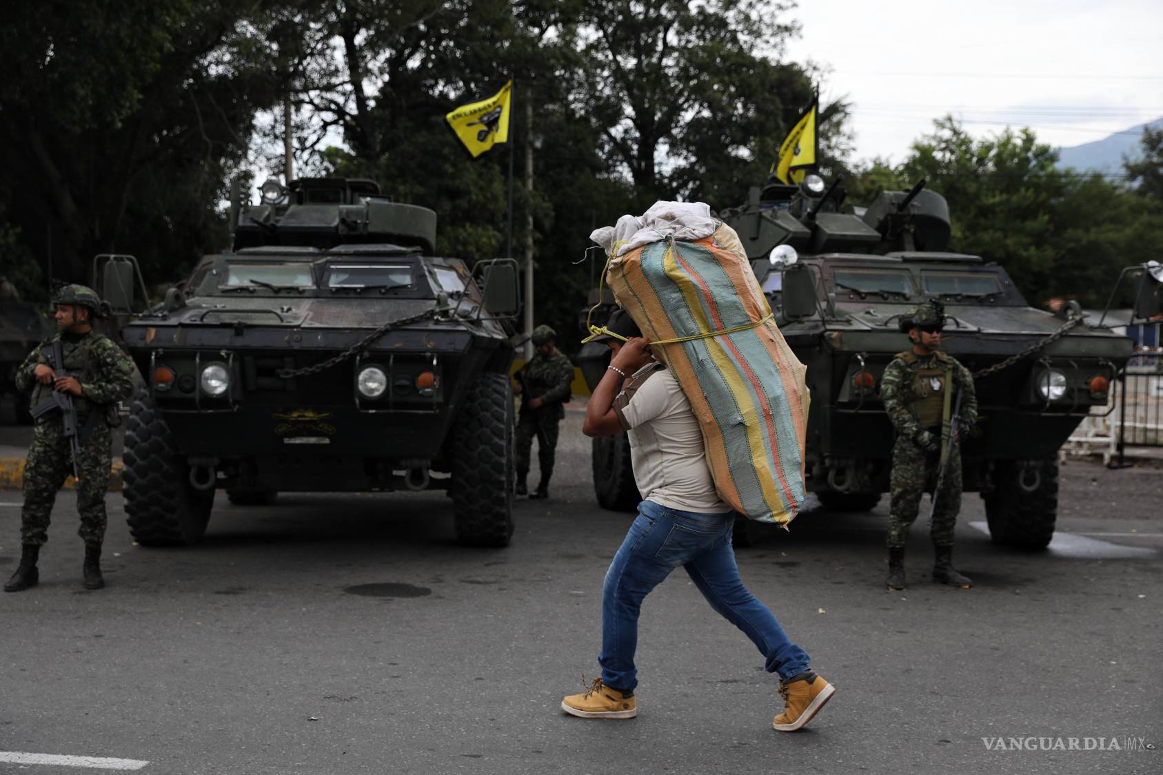 $!El ejército, en constante alerta, despliega tanquetas y patrullas para combatir a los grupos guerrilleros.