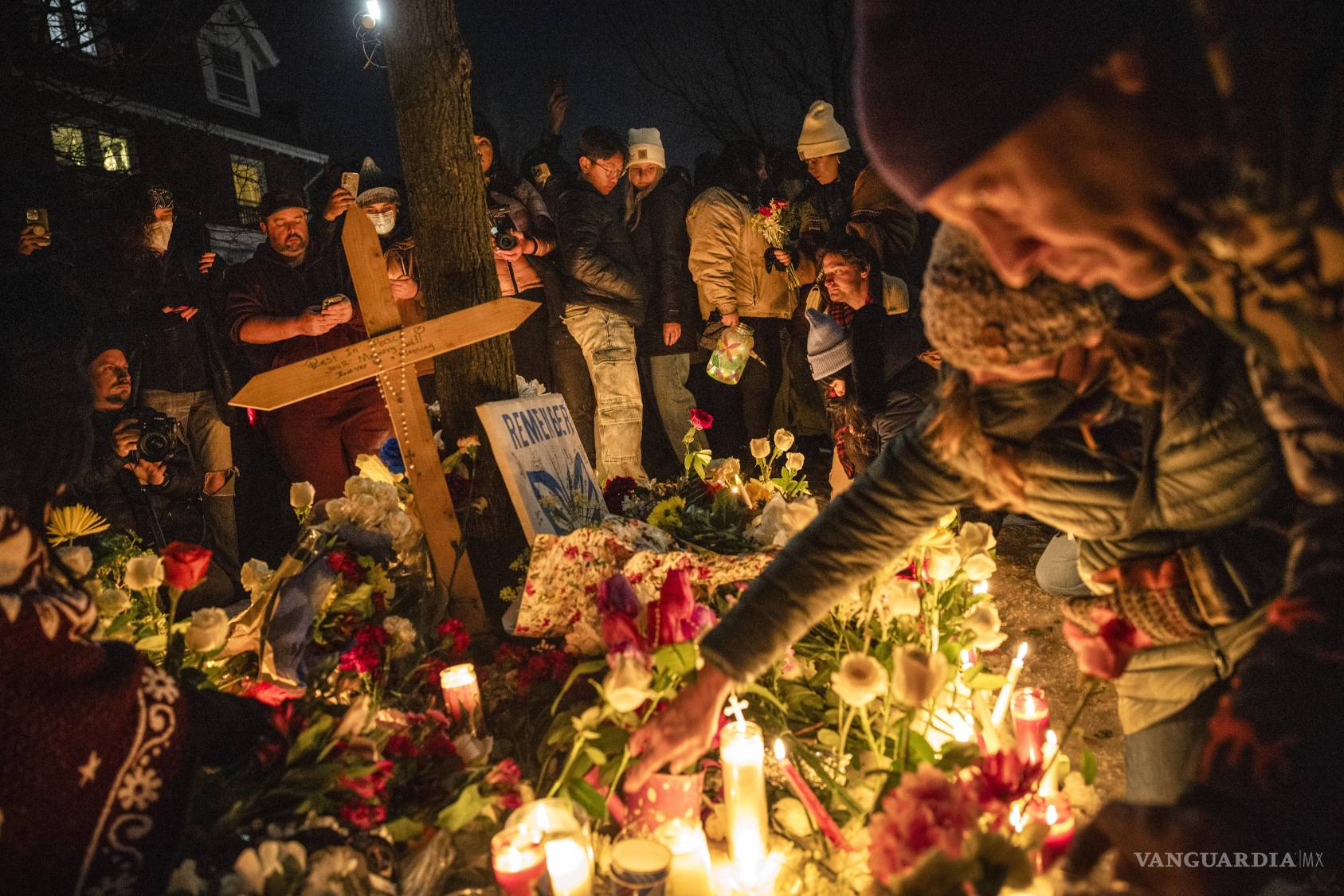 $!Una vigilia nocturna con velas, flores y cruces marca el lugar donde Renee Nicole Good fue alcanzada por los disparos de un agente federal el pasado miércoles.