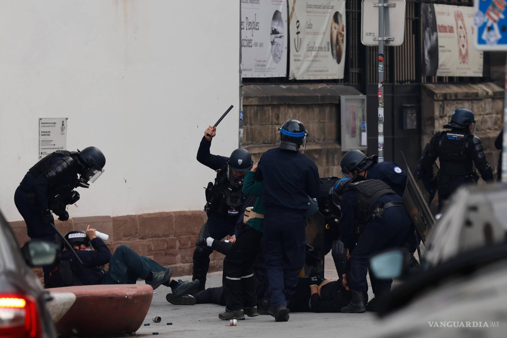 $!Agentes de policía detienen a manifestantes durante una protesta contra el aumento del costo de vida en Estrasburgo, Francia, el sábado 24 de octubre de 2026.