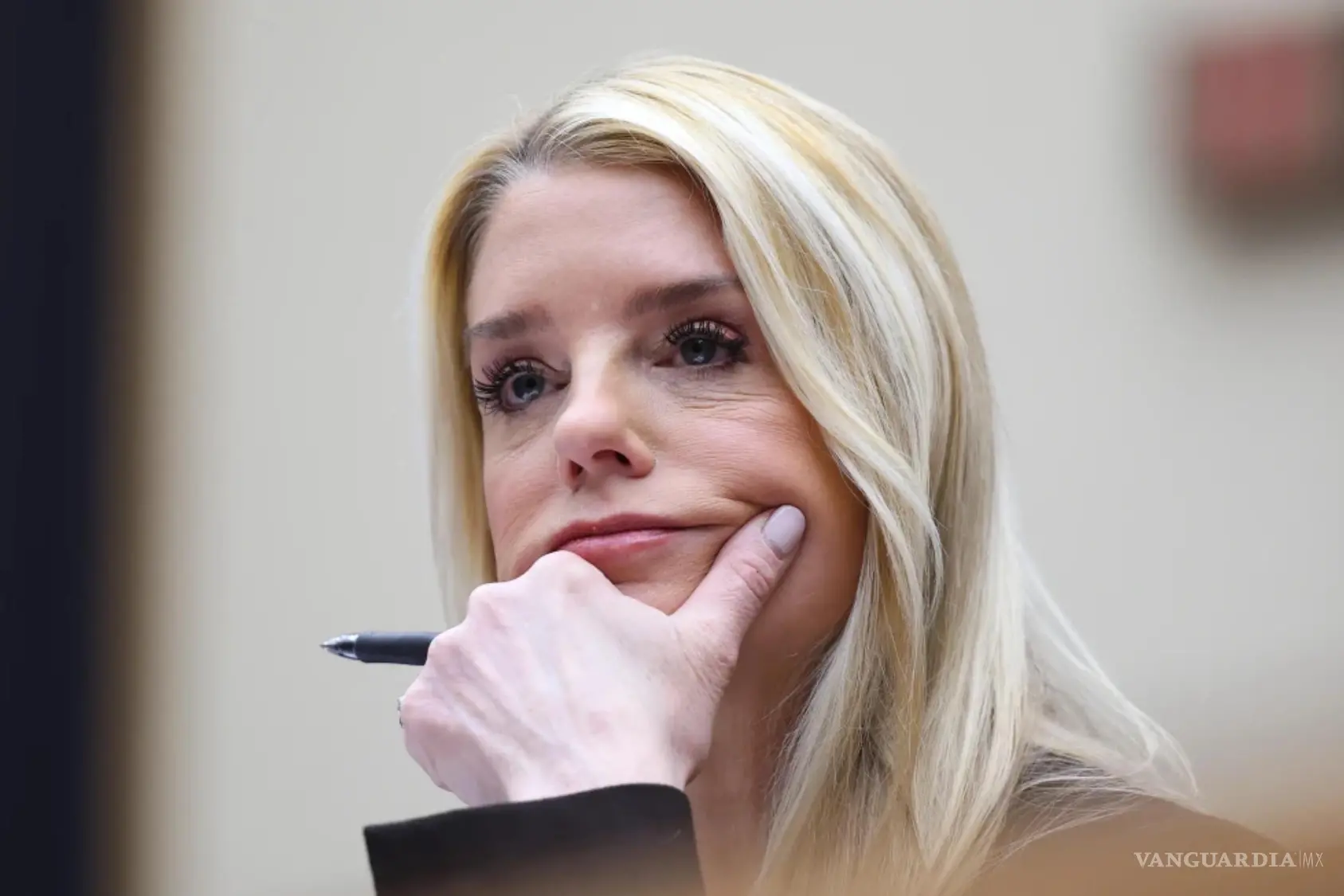 $!La ex fiscal general Pam Bondi testifica ante una audiencia de supervisión del Comité Judicial de la Cámara de Representantes en el Capitolio en Washington.