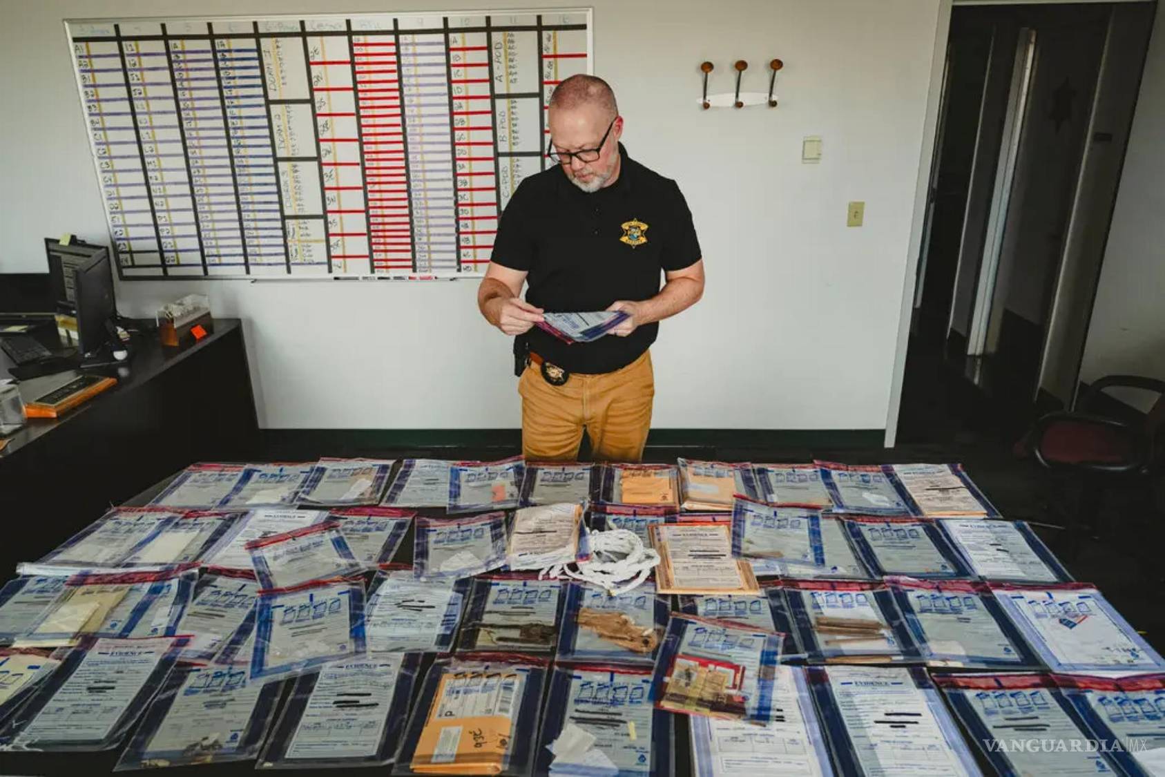 $!“Todo el mundo utiliza papel para todo” , dijo Justin Wilks, investigador jefe de la cárcel.