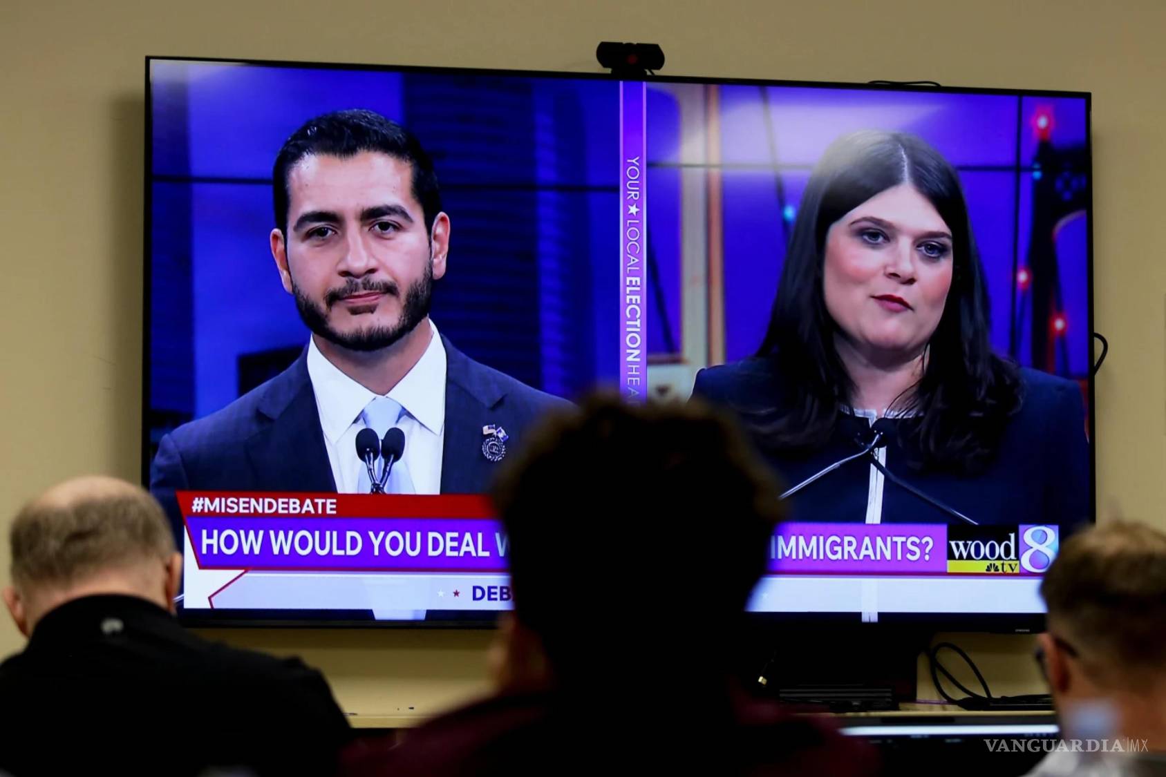 $!Los candidatos al Senado de EU Abdul El-Sayed (i) y la representante Haley Stevens (d), en un debate en la sala de prensa de los estudios WoodTV.