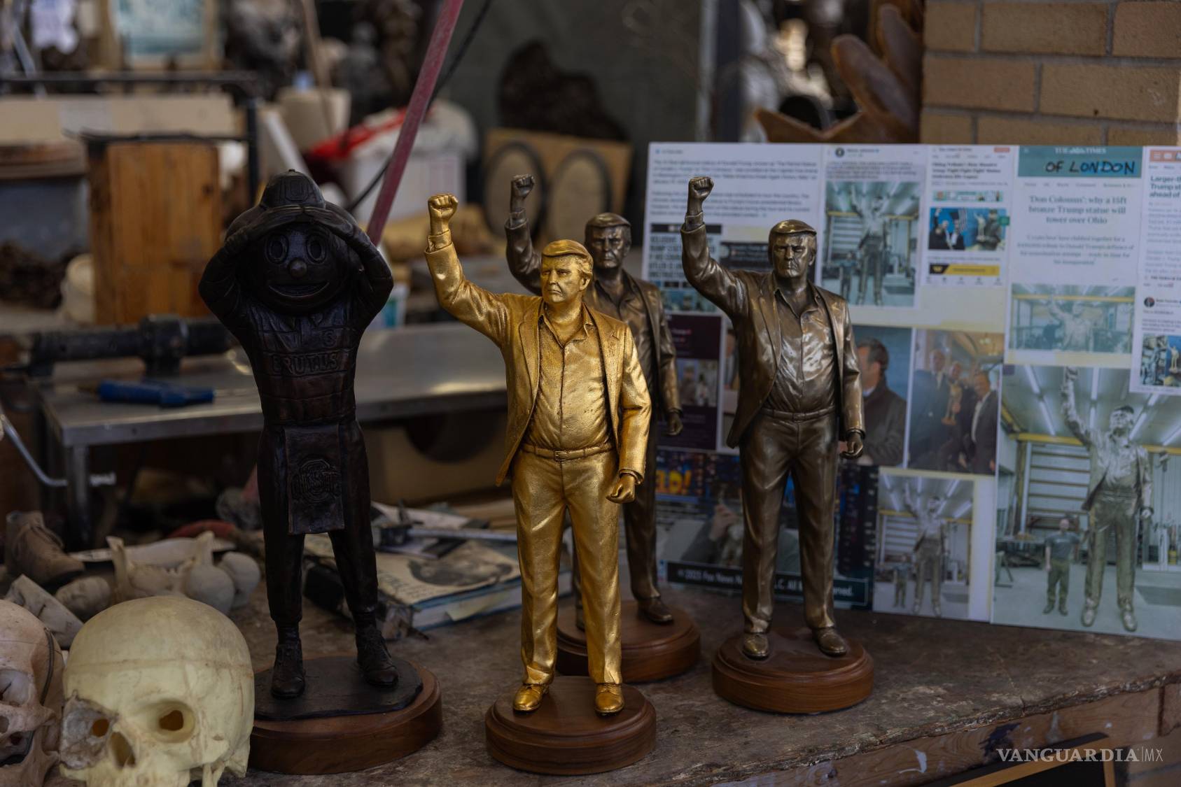 $!Versiones en miniatura de la estatua de Trump, diseñadas por Alan Cottrill, en su estudio de Zanesville, Ohio.