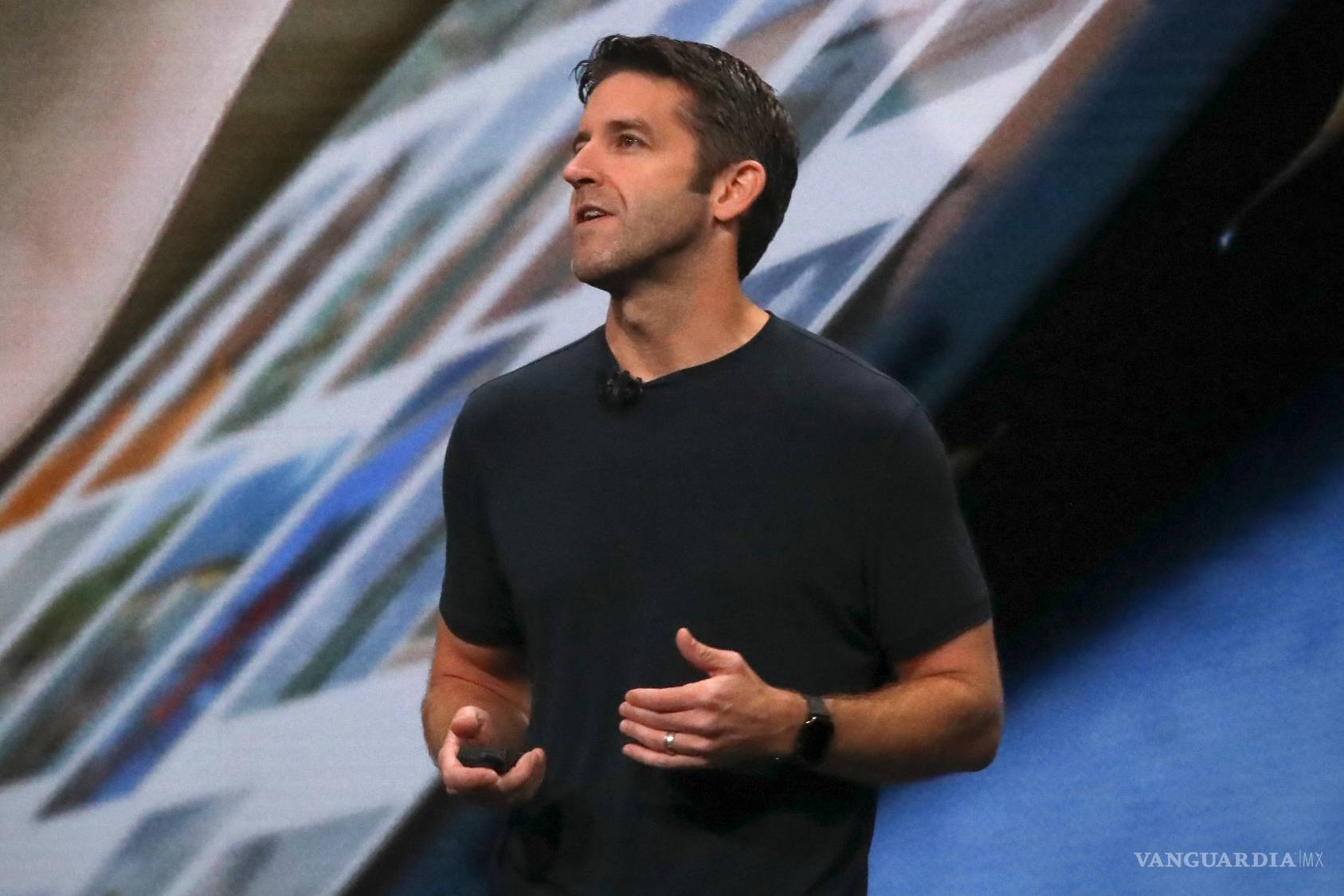 $!John Ternus, vicepresidente de ingeniería de hardware de Apple, presenta los últimos avances del iPad Pro el 30 de octubre de 2018, en Brooklyn, Nueva York.