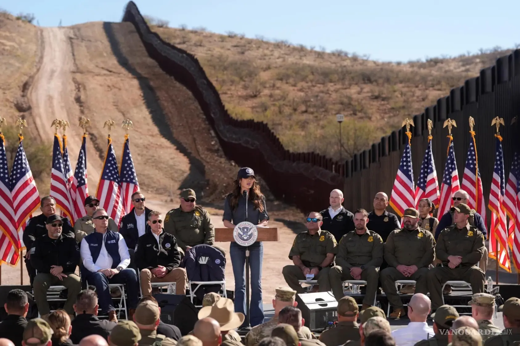 $!Kristi Noem, exsecretaria del Departamento de Seguridad Nacional, habla en la frontera con México, el 4 de febrero de 2026, en Nogales, Arizona.