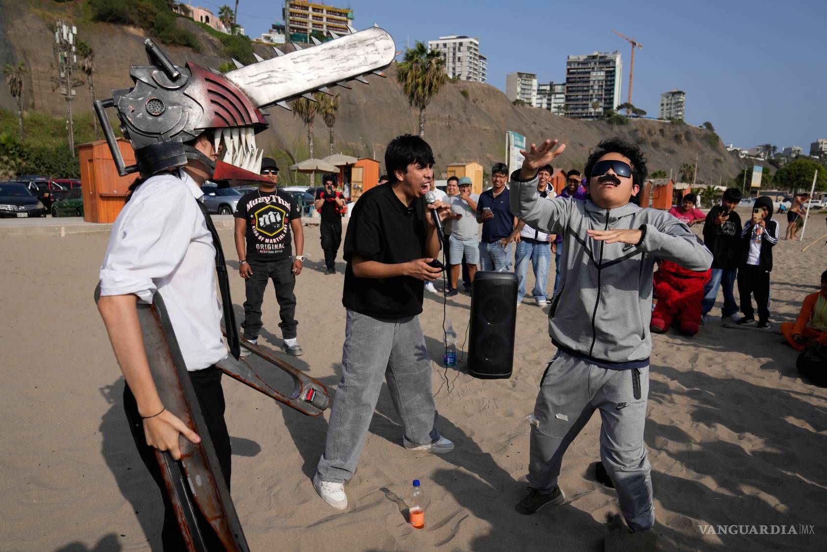 $!Jóvenes disfrazados del Señor Motosierra y Nicolás Maduiro se enfrentan en una batalla para ganar popularidad en la playa Las Sombrillas de Lima, Perú.