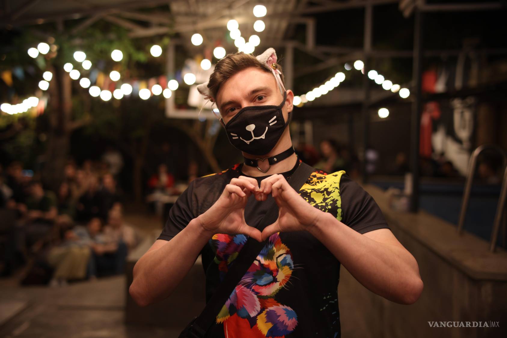 $!Daniil Neonov hace el gesto de un corazón durante una reunión de otros rusos que abandonaron el país, en Ereván, Armenia, el martes 8 de septiembre de 2026.
