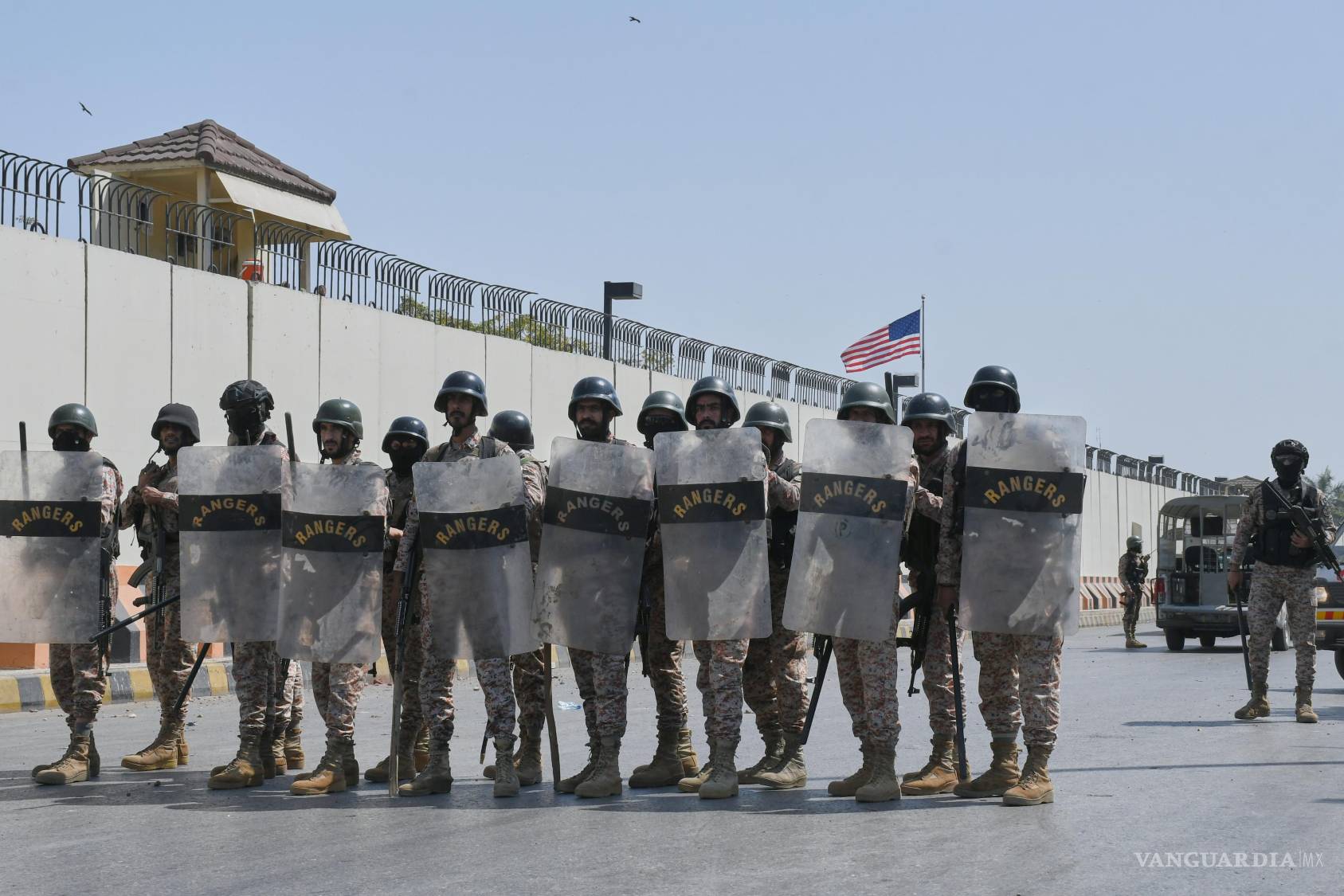 $!Soldados paramilitares toman posiciones en el consulado estadounidense después de que manifestantes irrumpieran en el edificio en Karachi, Pakistán.