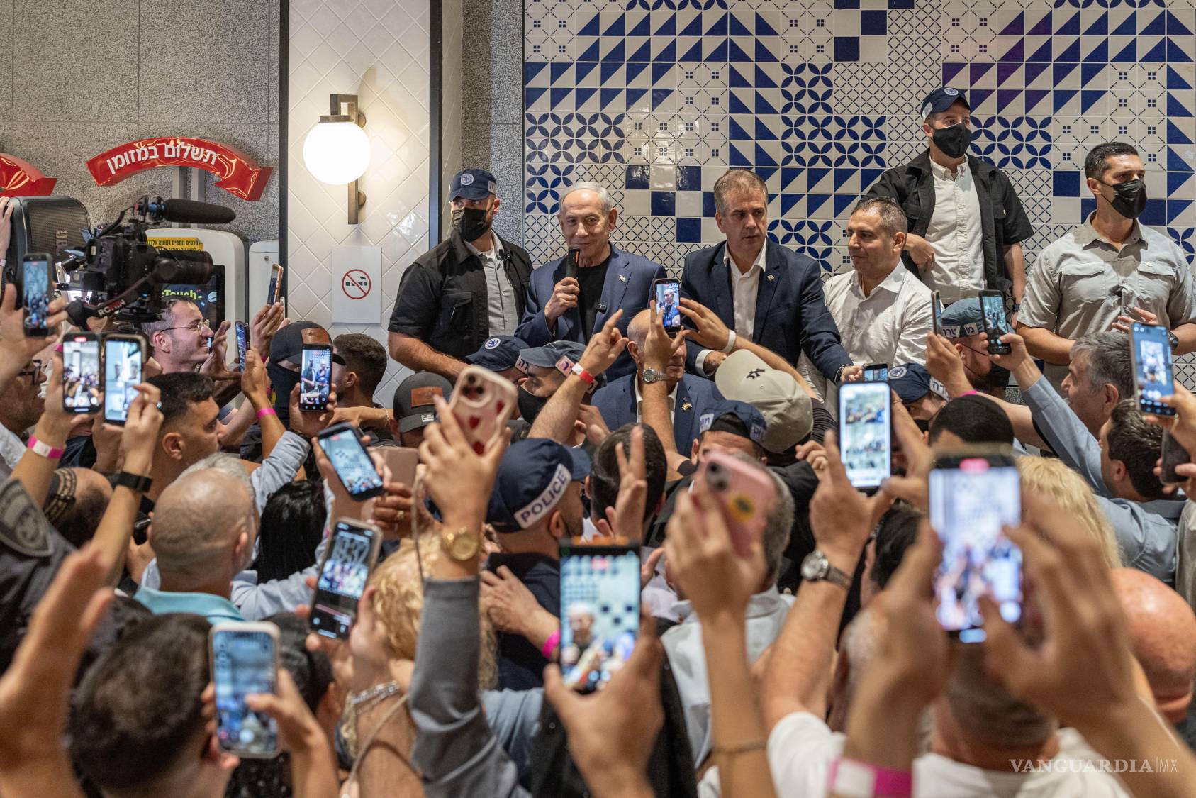 $!ARCHIVO — El primer ministro de Israel, Benjamin Netanyahu, habla durante un acto de campaña en un centro comercial de Holon, Israel, el 13 de octubre de 2026. Los ataques del 7 de octubre empañaron la imagen de Netanyahu como el «señor seguridad». De cara a las elecciones, intenta convencer a los israelíes de su nueva faceta, caracterizada por una postura de línea dura. (Avishag Shaar-Yashuv/The New York Times)