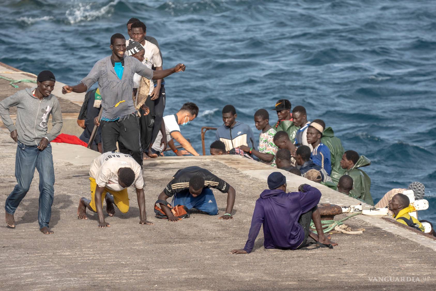 $!Migrantes festejan a su llegada al puerto de La Restinga, el 19 de agosto de 2024, en la isla canaria de El Hierro, España.