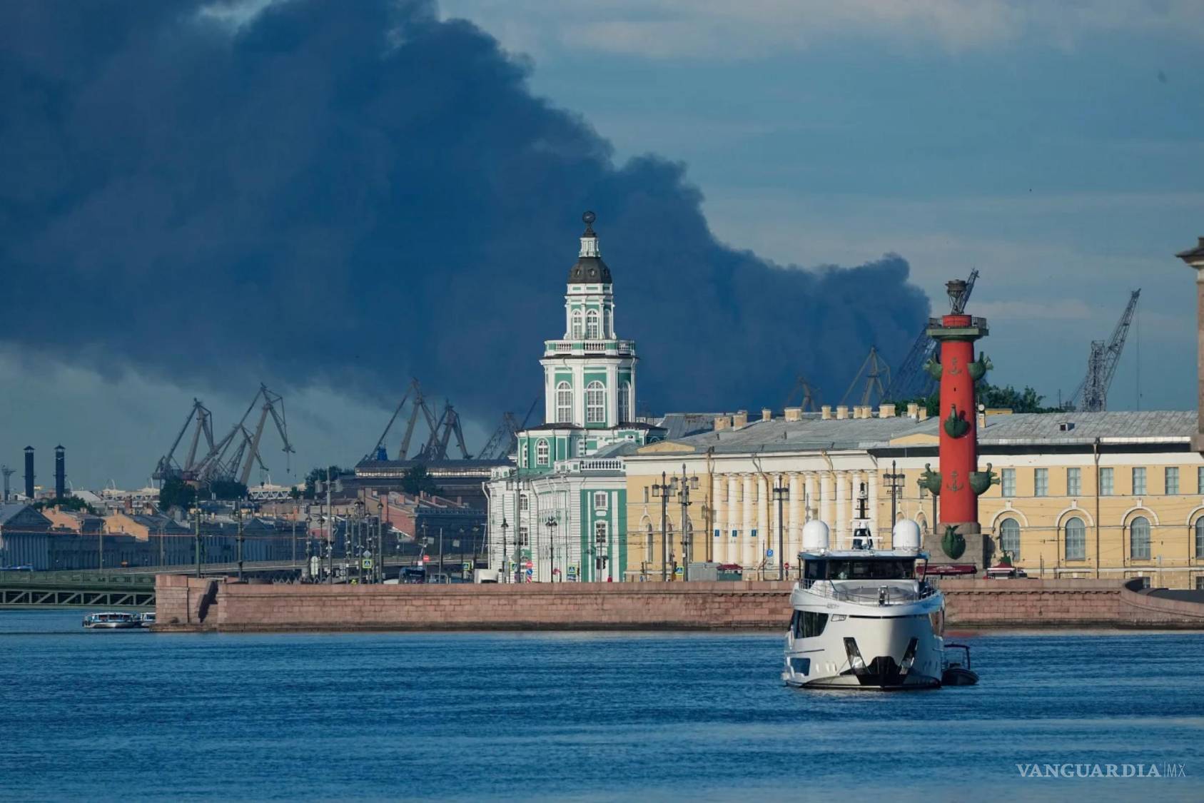 $!Una columna de humo negro se eleva sobre el puerto de San Petersburgo, Rusia, el 3 de junio de 2026, tras un ataque con drones ucranianos.