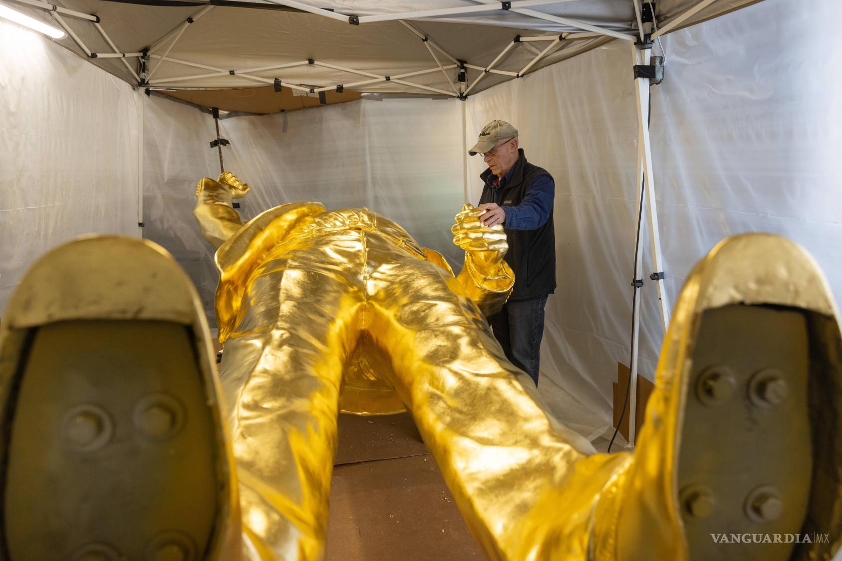 $!Alan Cottrill inspecciona la estatua dorada de Trump de 4.5 metros de altura que diseñó en Zanesville, Ohio.