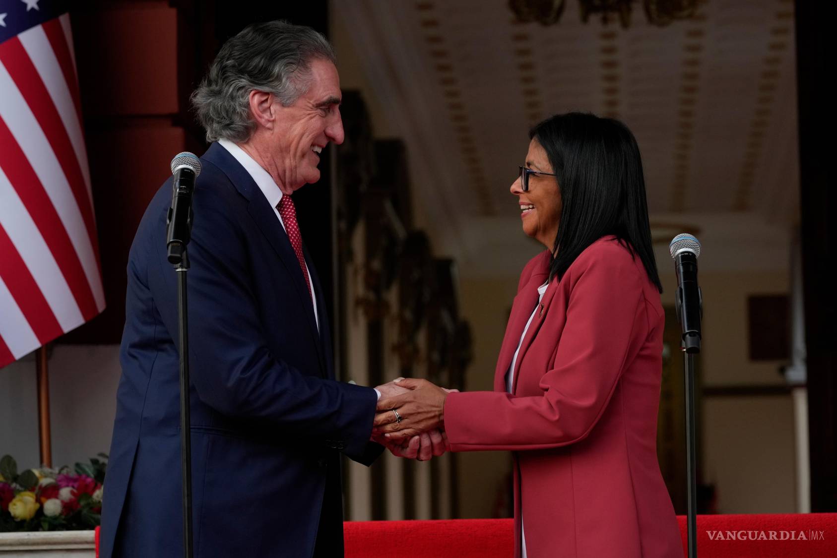 $!La presidenta interina de Venezuela, Delcy Rodríguez y el secretario del Interior de EU Doug Burgum, tras una reunión en el palacio presidencial de Miraflores.