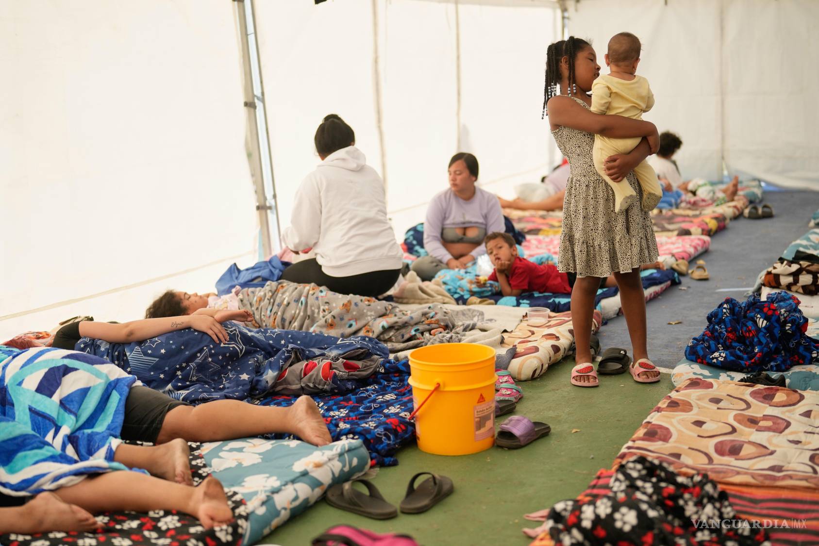 $!Residentes descansan en un refugio provisional después de que sus casas resultaran dañadas por un terremoto en Pereira, Colombia.