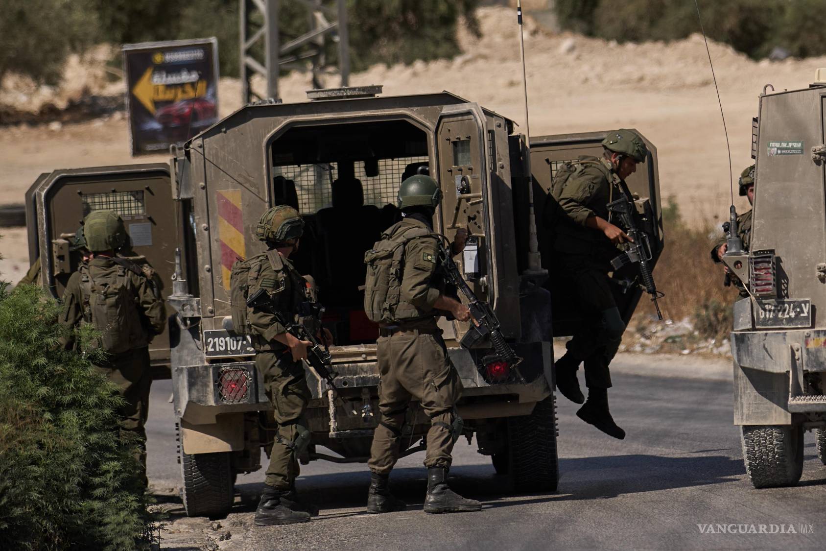 $!Miembros de las fuerzas israelíes se despliegan en una carretera cerca de la ciudad de Nablus, en Cisjordania, el viernes 31 de julio de 2026.
