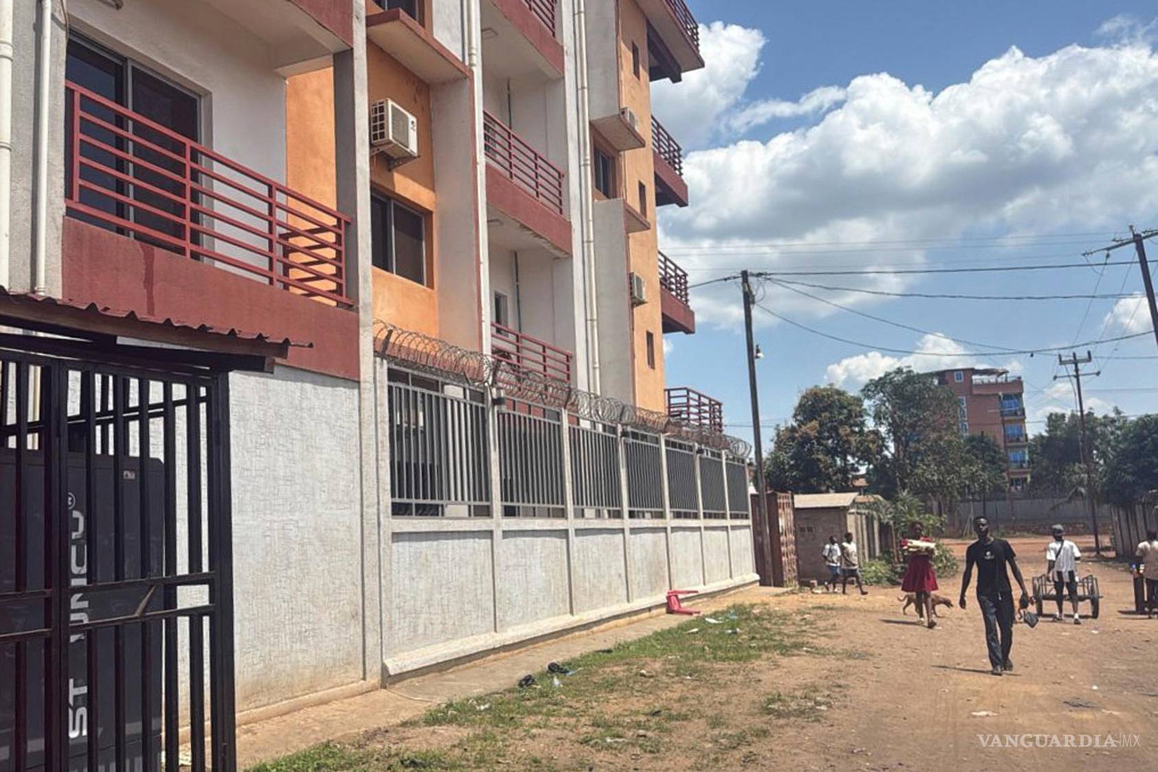 $!Eel complejo habitacional donde Daniela Fuentes, una mujer transgénero de Cuba que fue deportada de EU, vive junto a otros migrantes en Bangui, República Centroafricana.