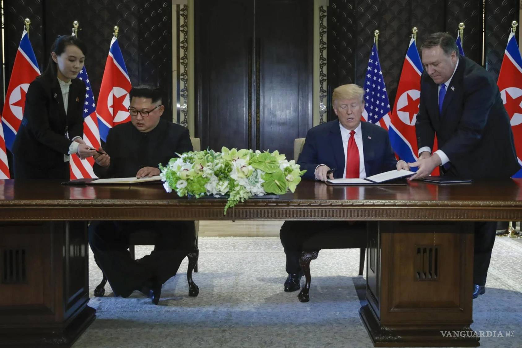 $!El líder de Corea del Norte, Kim Jong Un, y el presidente de EU, Donald Trump, en la firmar un documento en la isla de Sentosa, Singapur, el 12 de junio de 2018.