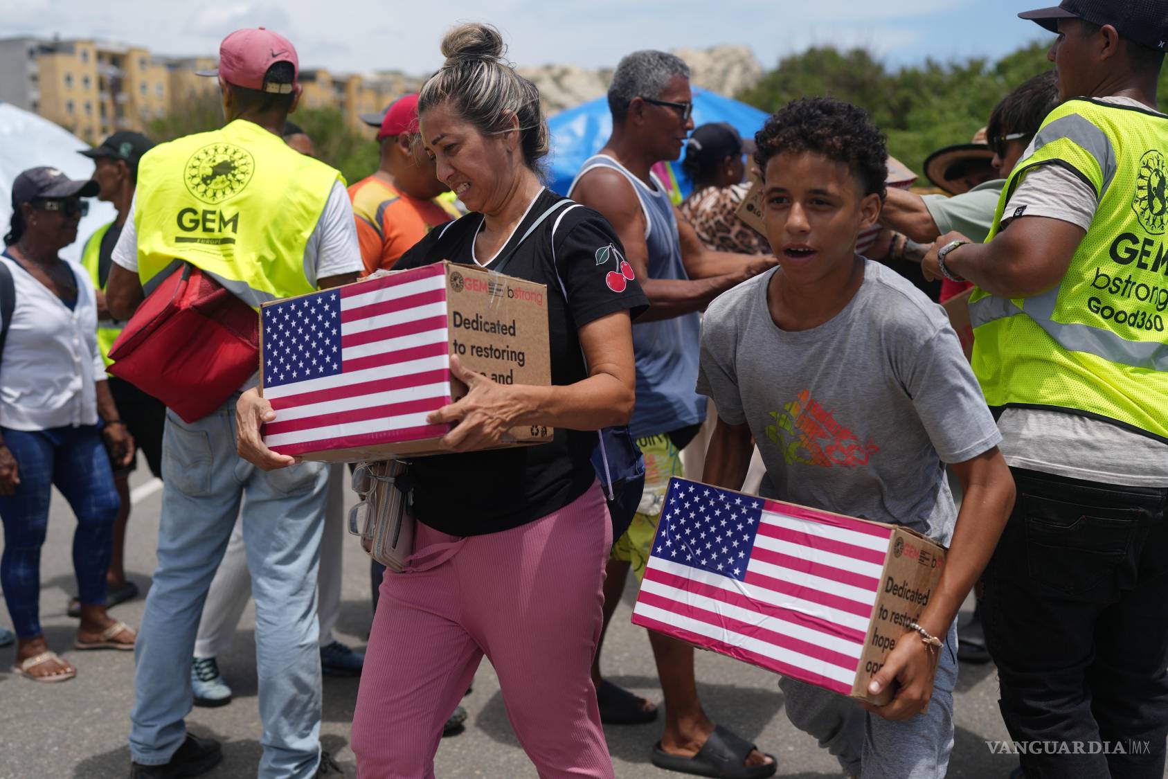 $!Personas afectadas por los terremotos llevan ayuda humanitaria enviad por EEUU, en La Guaira, Venezuela, el miércoles 8 de julio de 2026.