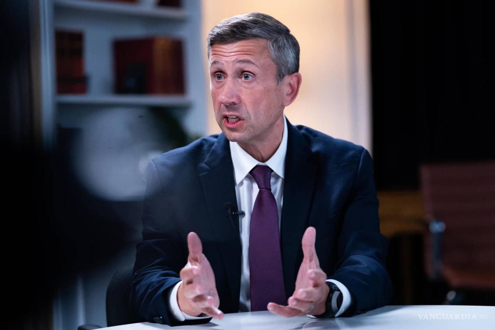 $!El presidente del Comité Nacional Demócrata, Ken Martin, en una entrevista con The Associated Press en la sede del DNC, el 12 de enero de 2026, en Washington.