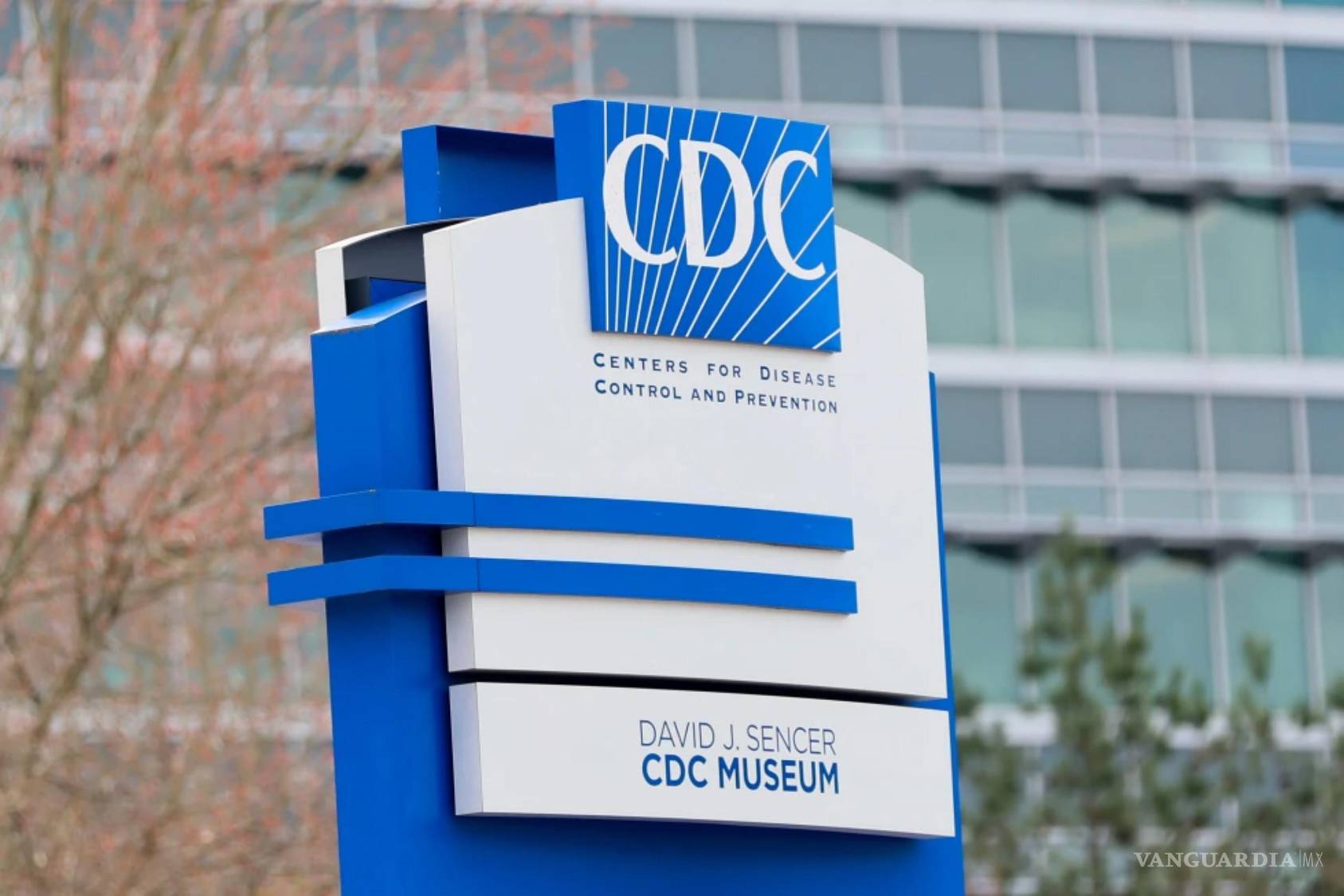 $!Un cartel con el logotipo de los CDC se exhibe en la entrada de la sede de la agencia en Atlanta el 2 de marzo de 2025.