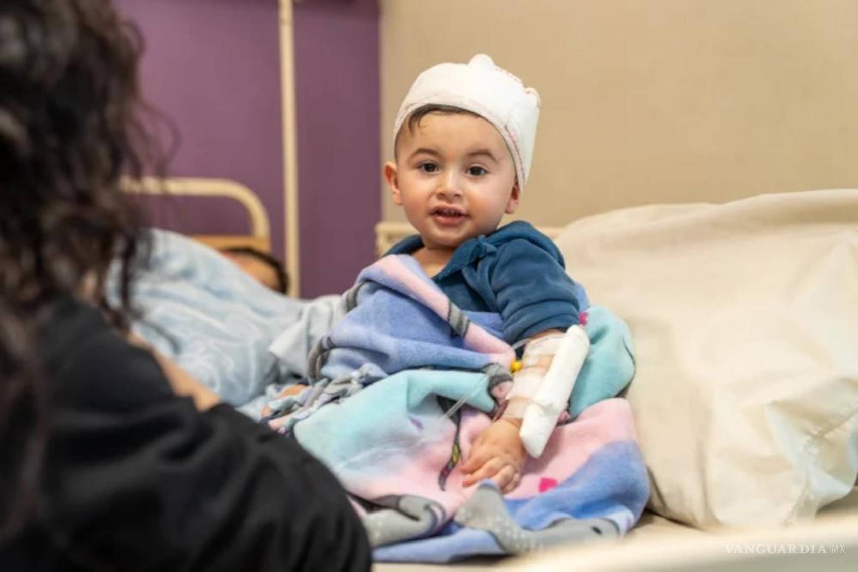 $!Ahmad, de 10 meses, en el Hospital Gubernamental Rafic Hariri en Beirut, Líbano, recibe los cuidados para tratar las heridas que sufridas tras salvarse de un ataque aéreo israelí cerca de su casa.