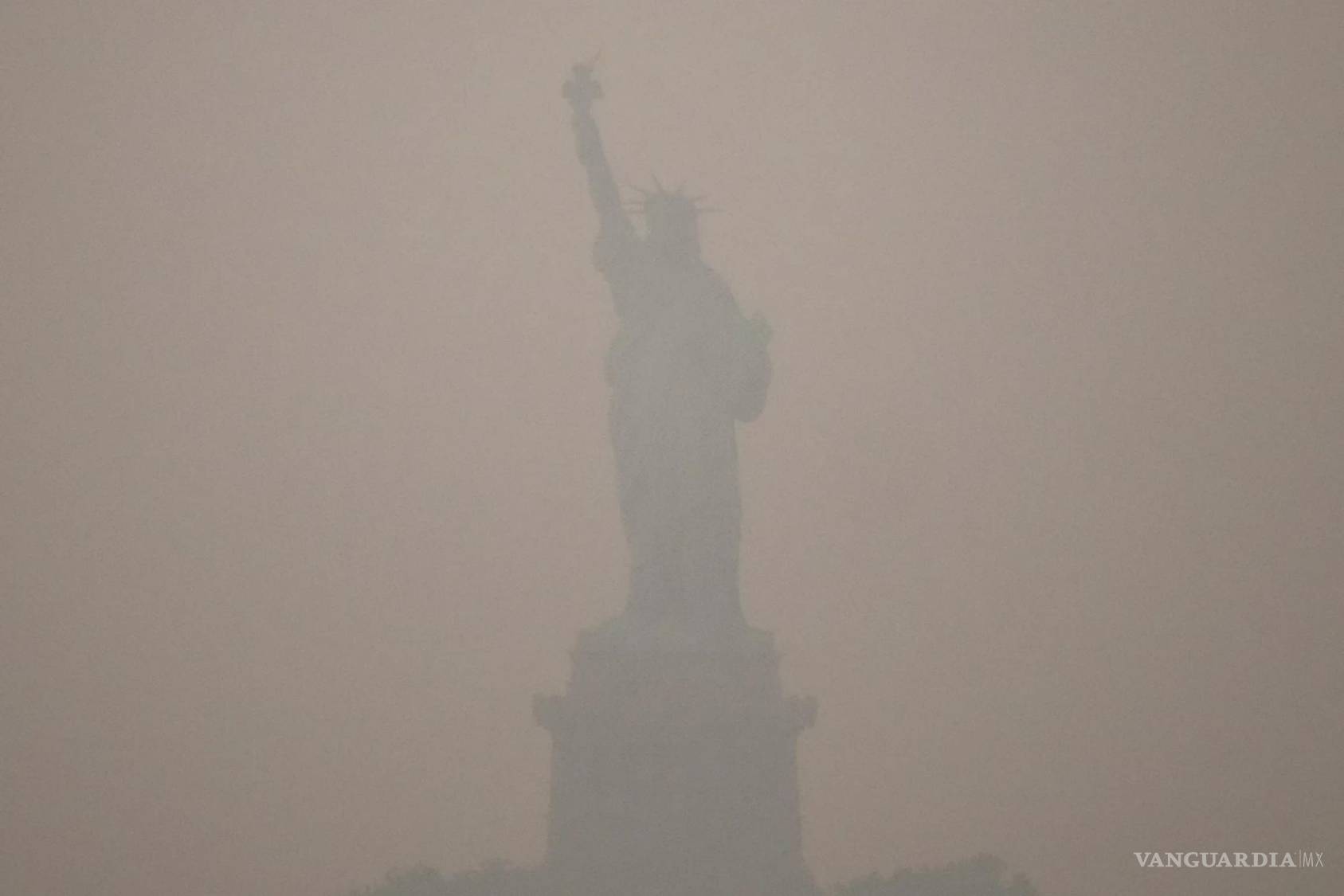 $!La Estatua de la Libertad cubierta de humo causado por incendios forestales procedentes de Canadá, el jueves 16 de julio de 2026, en Nueva York.