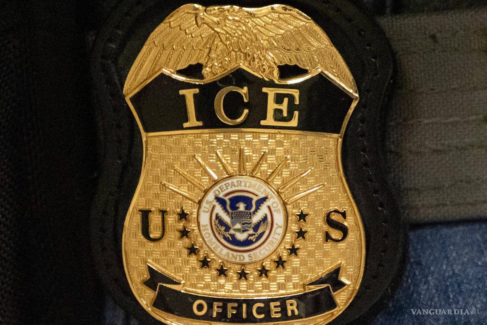 $!Un agente federal porta una placa del Servicio de Inmigración y Control de Aduanas, el 10 de junio de 2025, en Nueva York.