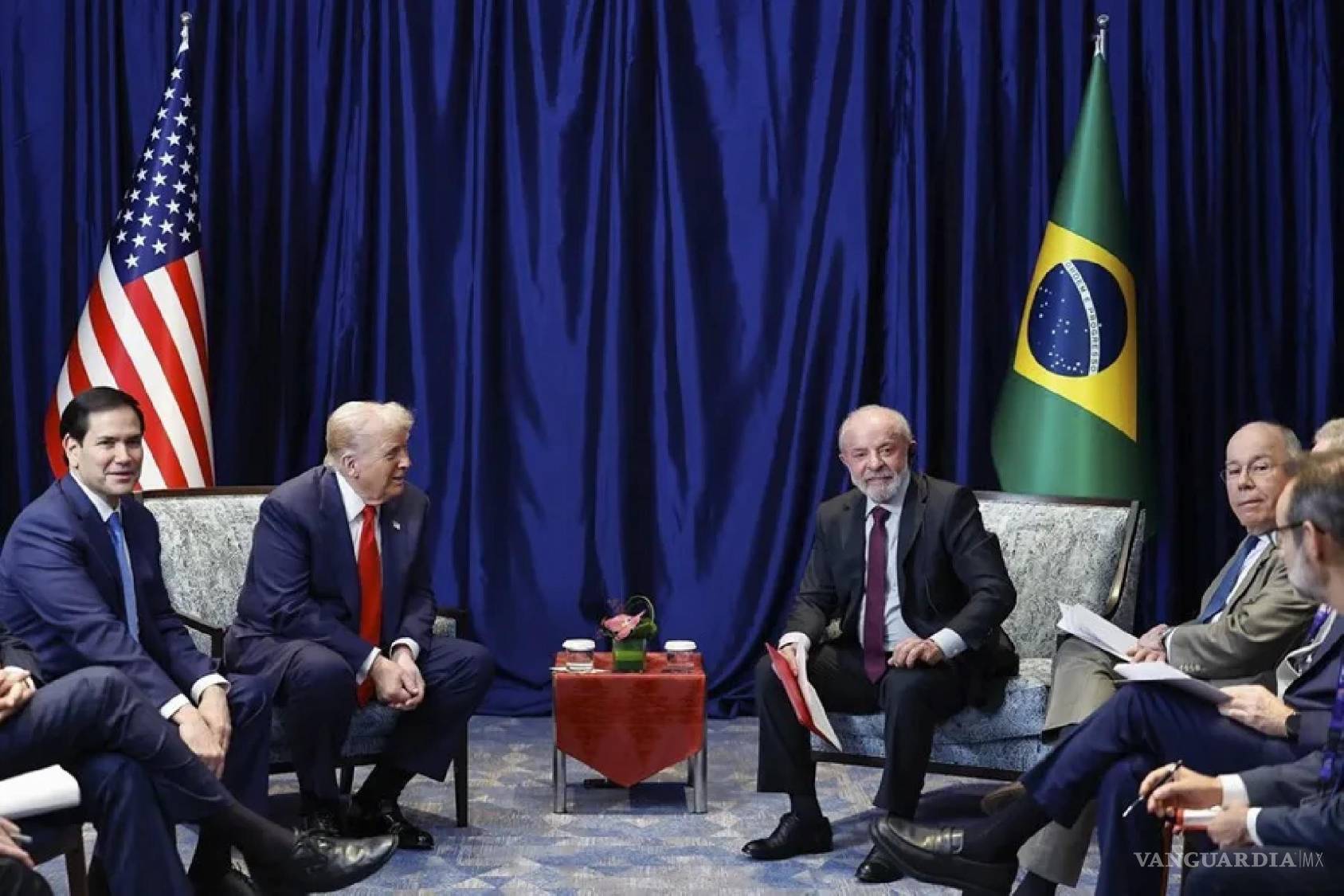 $!Luíz Inácio Lula da Silva y Donald Trump al inicio de la reunión, este domigo en Kuala Lumpur, Malasia, el 26 octubre 2025.