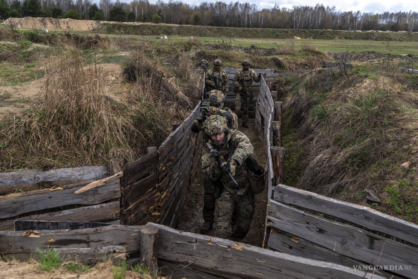 $!Soldados ucranianos entrenando en la zona de exclusión de Chernóbil en Ucrania; Kiev parece estar preparándose para una guerra más larga con Rusia.
