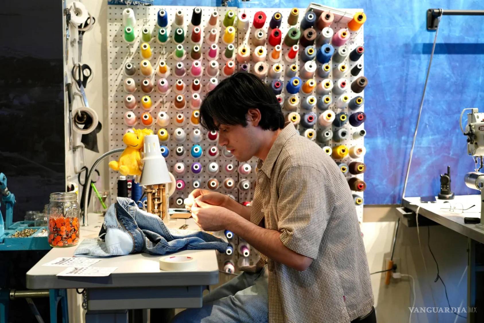 $!Genaro Ruiz cose ropa durante un taller de reparación de prendas en una tienda Levi’s del centro de San Francisco, el 22 de julio de 2026.