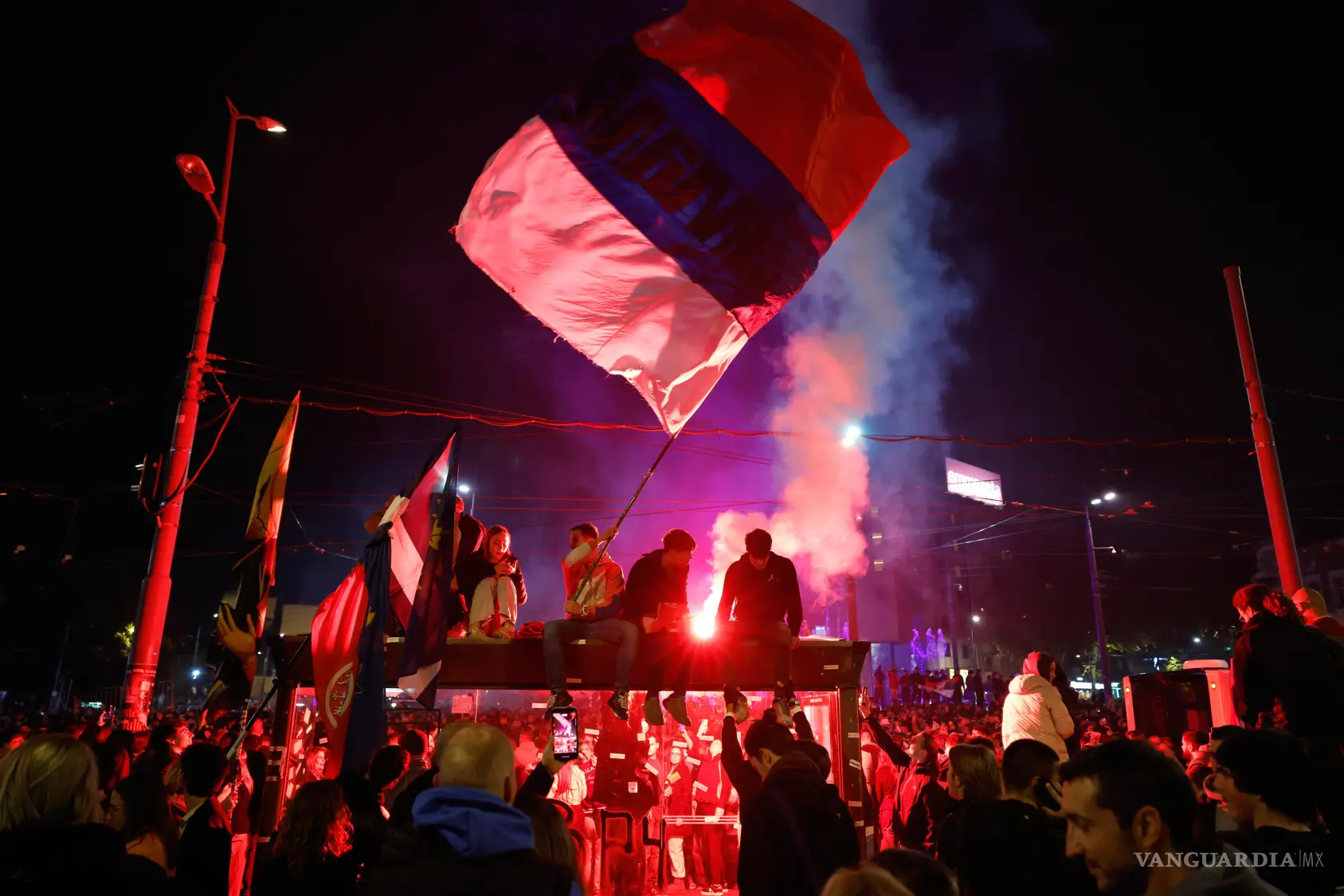 $!La gente se congregó en varias partes de Serbia a celebrar la victoria de los candidatos respaldados por las y los estudiantes.