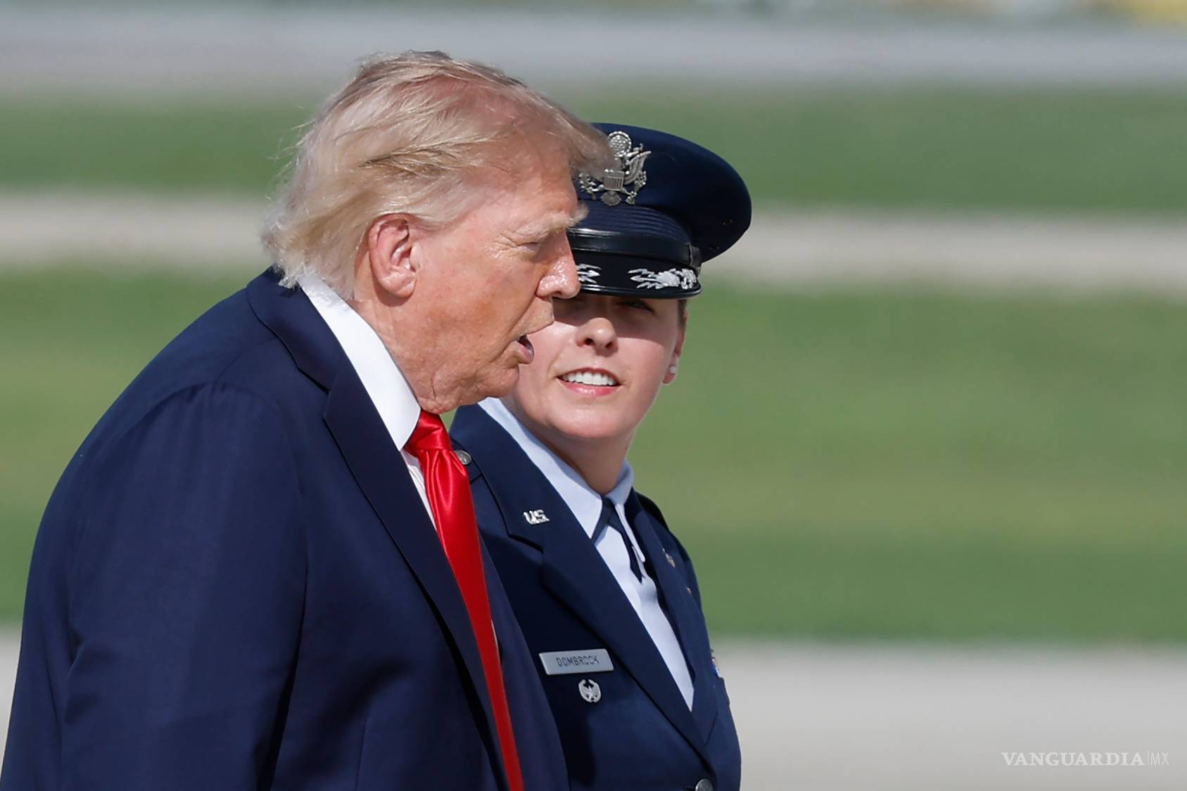 $!El presidente Donald Trump es escoltado por la subcomandante de la 89º Ala Aérea de la Fuerza Aérea, Melissa Dombrock, antes de abordar el Air Force One.