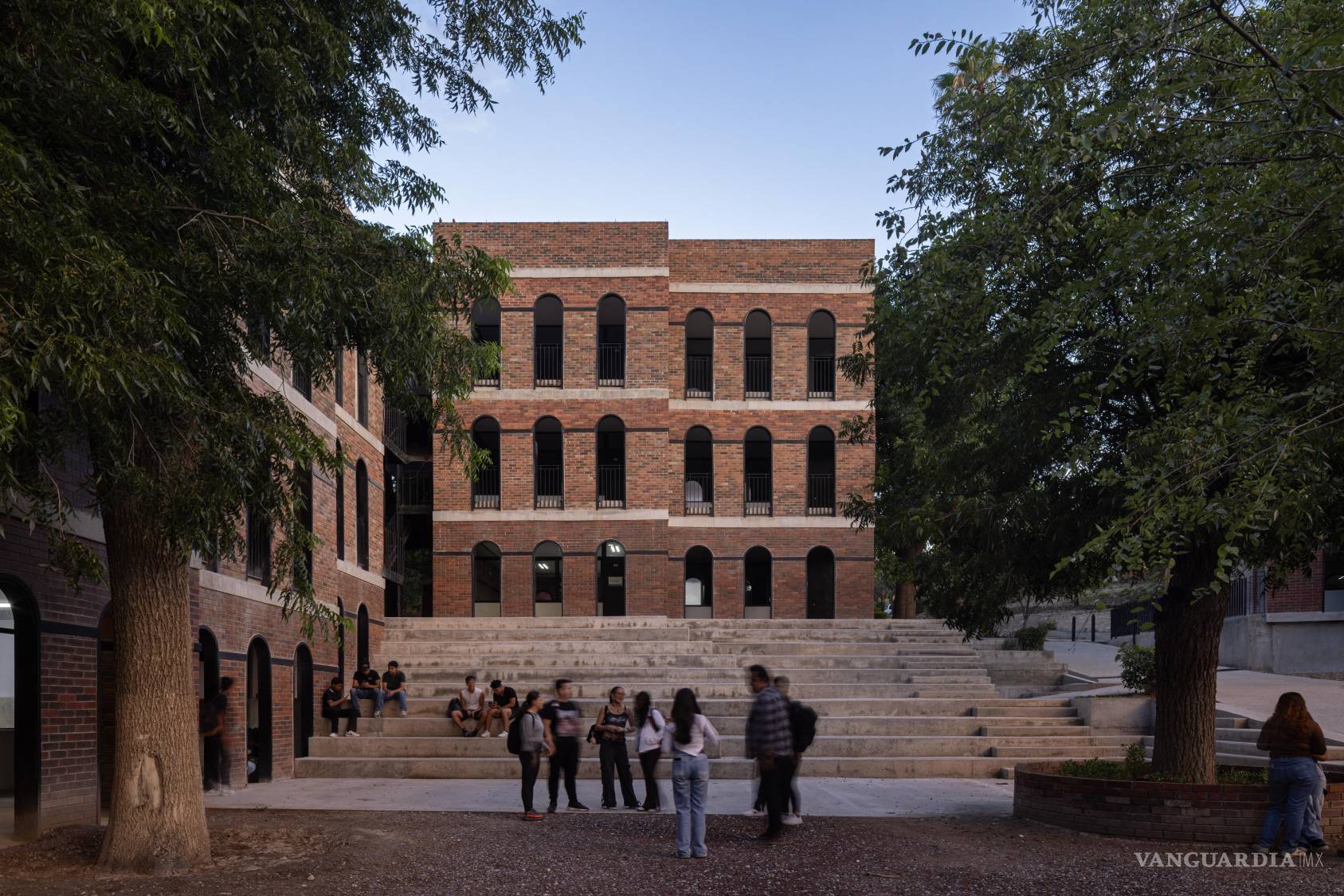 $!Ladrillo, acero y vegetación conviven en la propuesta arquitectónica de la Universidad Carolina.