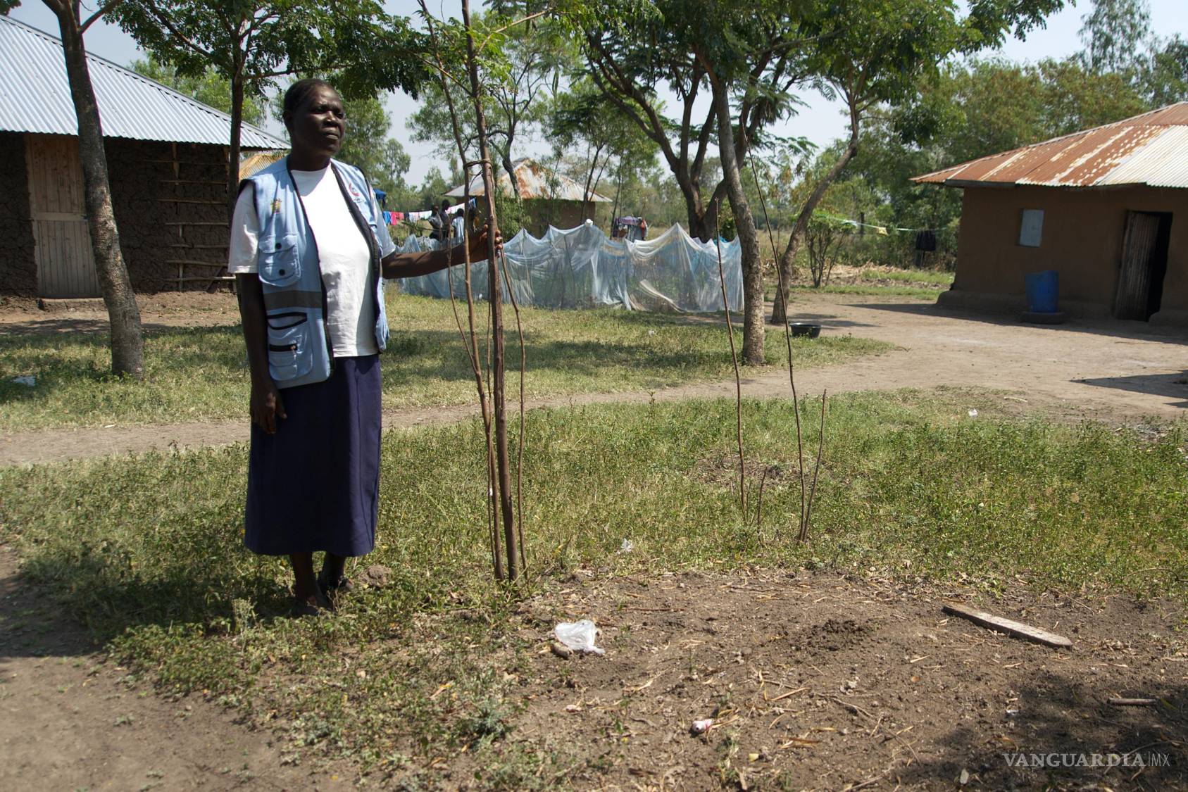 $!La trabajadora comunitaria Loice Ochieng, junto a la tumba de Mary Olouch, quien murió a los 25 años por un aborto mal practicado sin médicos, en Karabok, Kenia, el 20 de julio de 2025.