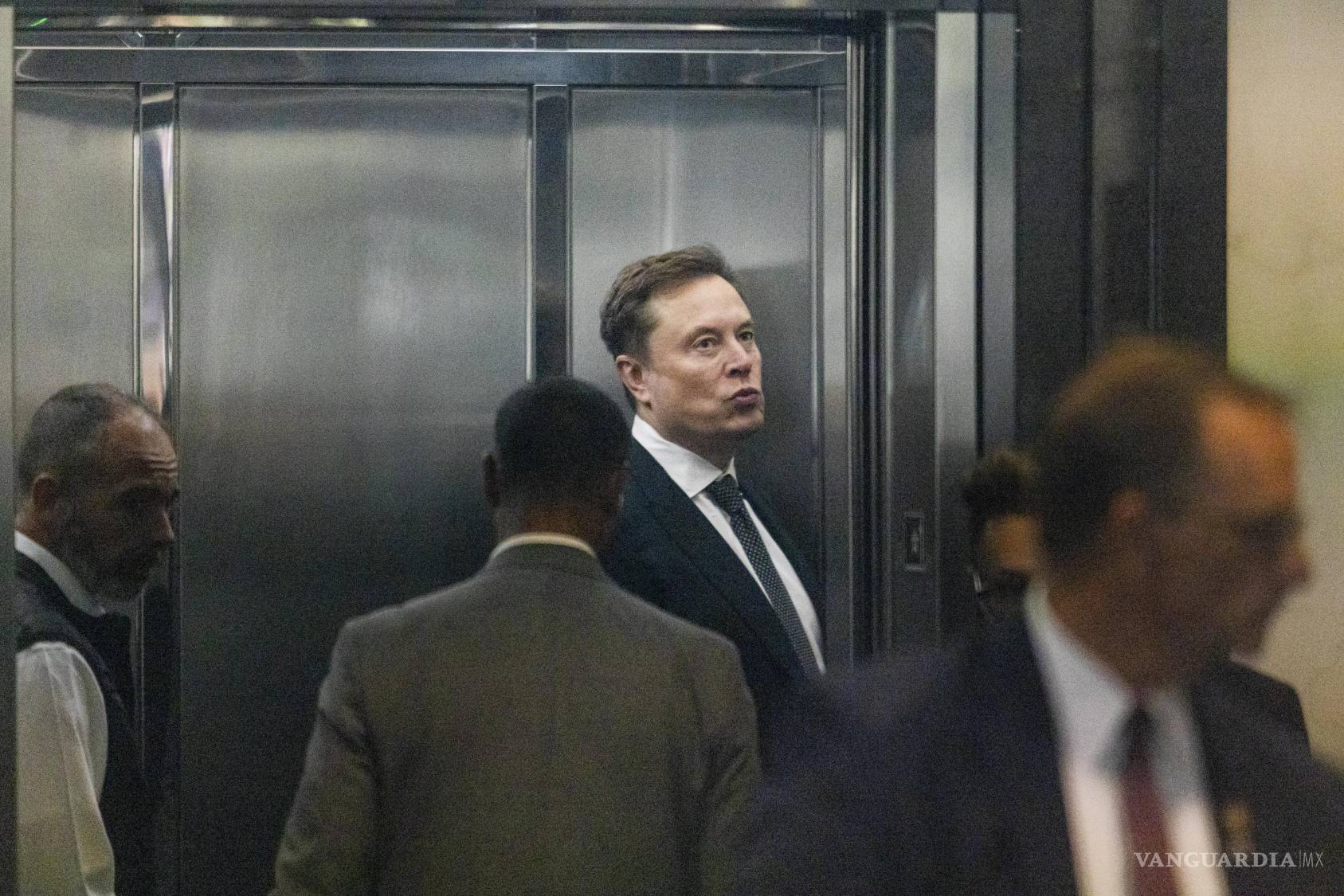 $!Elon Musk llega para el segundo día de su testimonio en el juicio contra OpenAI en el Tribunal Federal Ronald V. Dellums en Oakland, California.